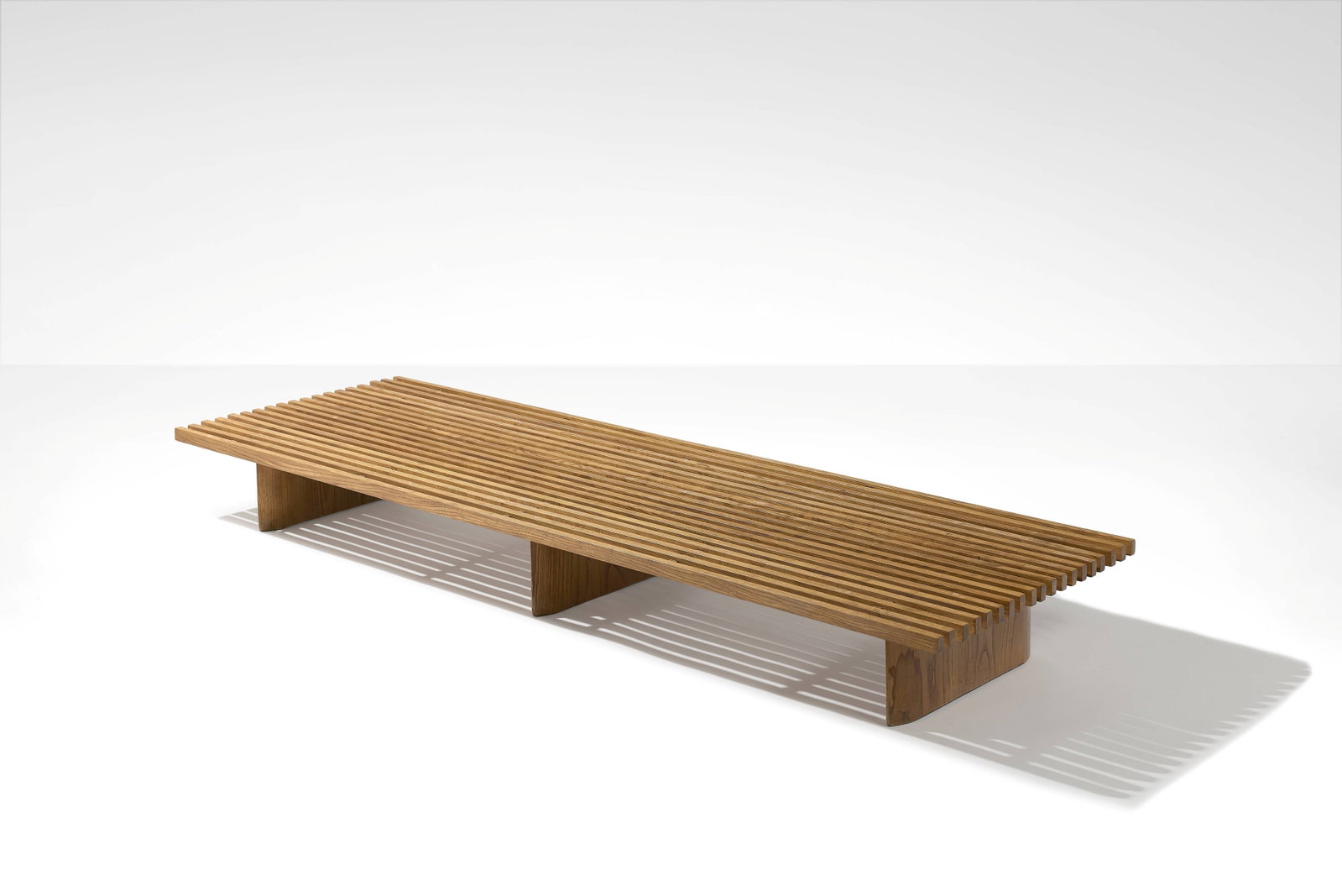 Charlotte PERRIAND: Charlotte PERRIAND Banquette « Tokyo » – circa 1956 Frêne massif Édition Steph Simon 26 × 226 × 75 cm Bibliographie : Jacques Barsac, Charlotte Perriand : un art