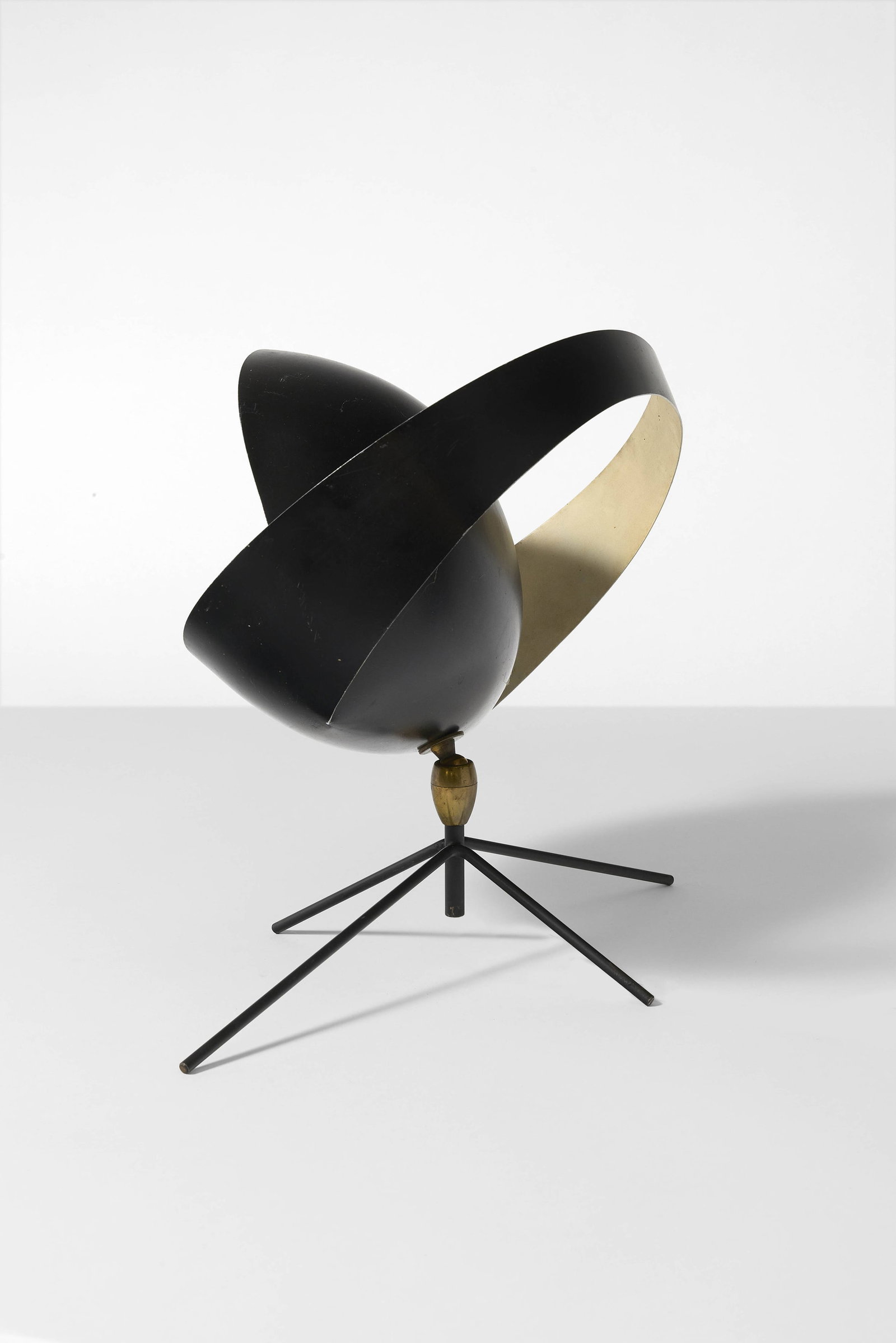 Serge MOUILLE: Serge MOUILLE Lampe « Grande Saturne » – circa 1958 Piètement quadripode en tube d’acier Réflecteur orientable en tôle d’aluminium repoussée laqué