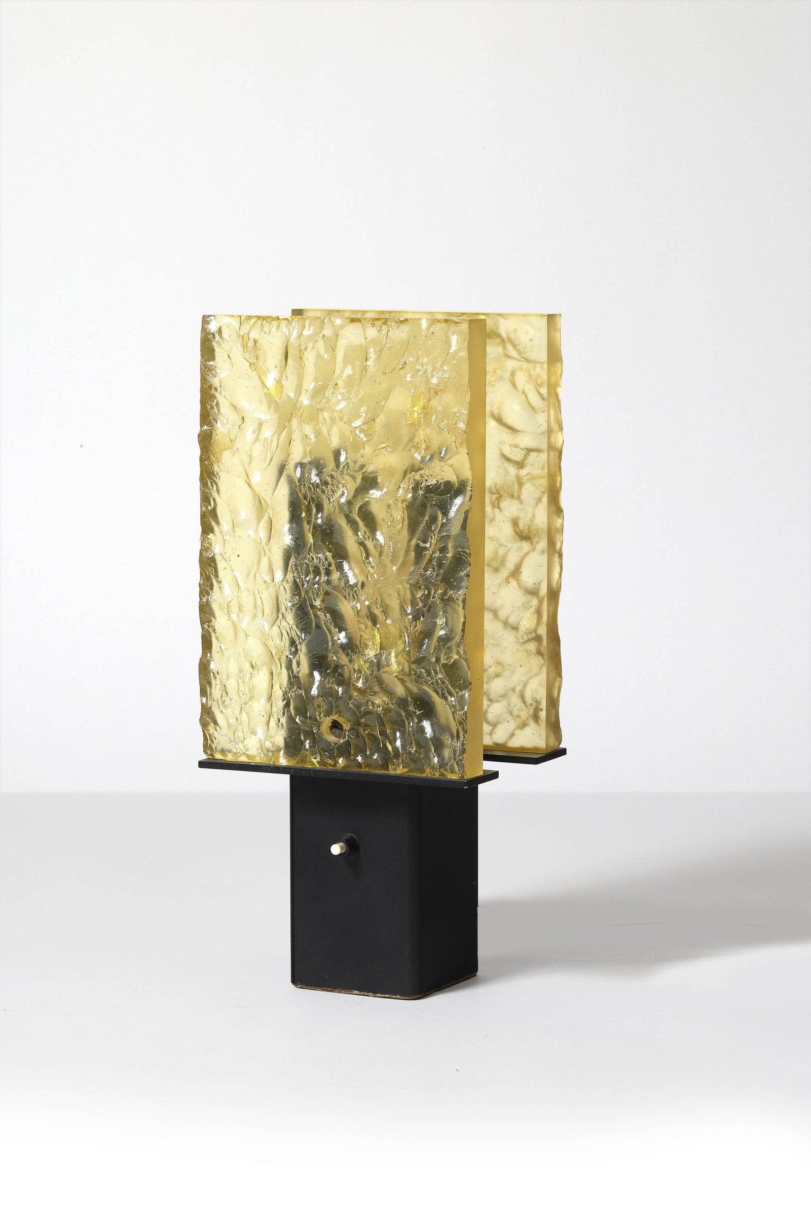 Serge MOUILLE: Serge MOUILLE Lampe « Dallux » modèle 402 – 1963 Métal laqué noir, diffuseur en Dallux Édition Sinma 37 × 16 × 13 cm Bibliographie : Pierre Émile