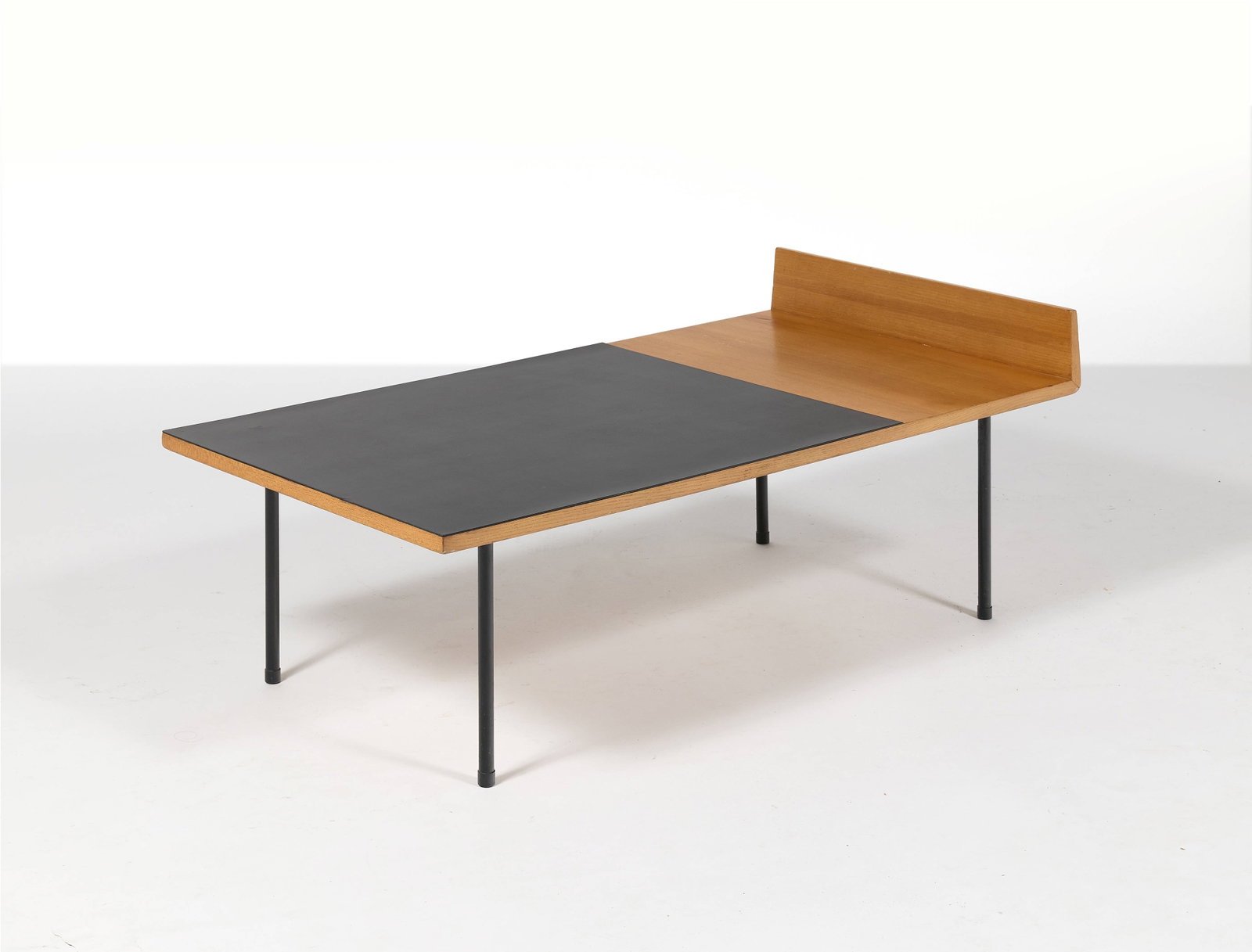 André MONPOIX: André MONPOIX Table basse modèle 132 – circa 1953 Piètement en métal tubulaire laqué noir, plateau en orme partiellement recouvert de stratifié noir Édition