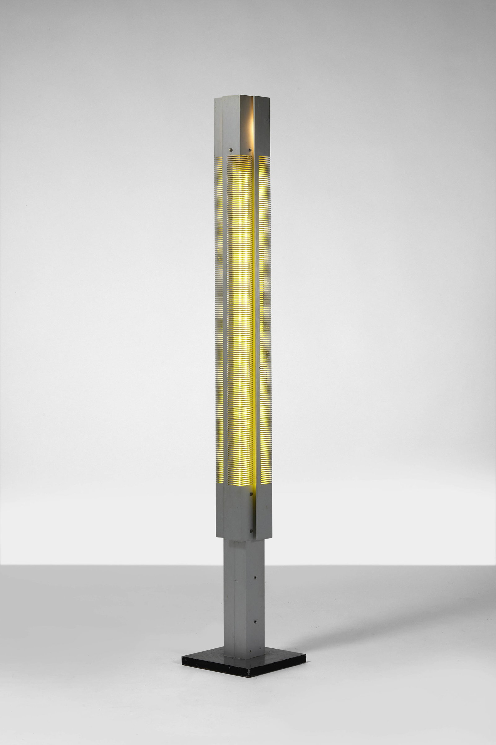 Serge MOUILLE: Serge MOUILLE Prototype du lampadaire « Grand Signal » – modèle créé circa 1963 Socle en acier, fût formé de quatre cornières en aluminium brossé et