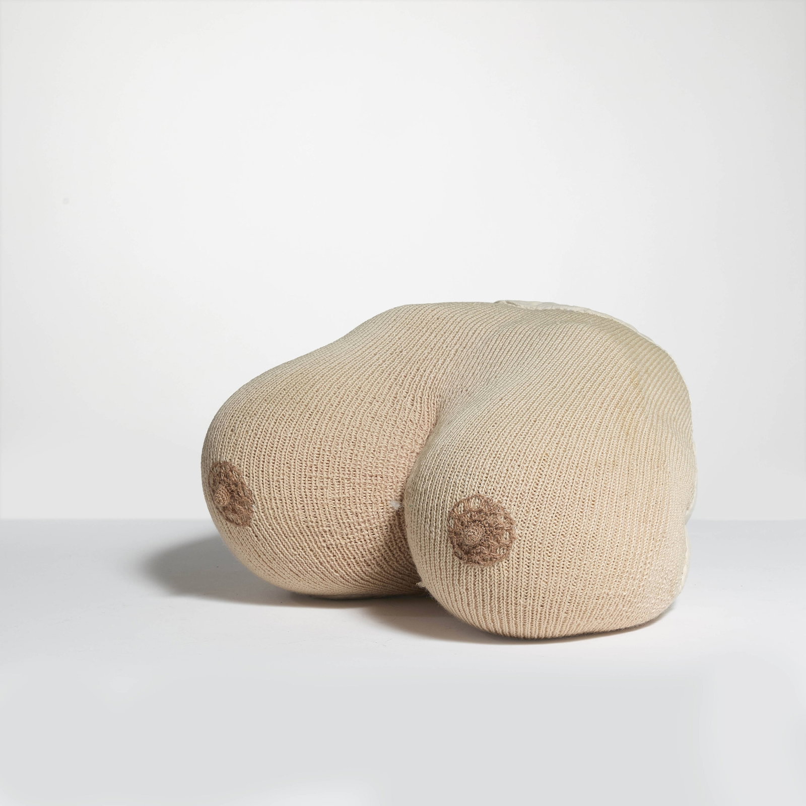 André SCHLOSSER: André SCHLOSSER (Né en 1937) « Poitrine » – circa 1985 Tricot de laine et mousse 23 × 39 × 34 cm Provenance : Succession de Simone Prouvé A foam and knit