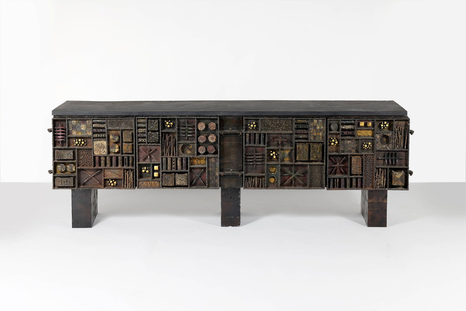 Paul EVANS: Paul EVANS Cabinet « Sculpture front » – circa 1964 Structure en pin recouverte de plaques d’acier peint, vantaux en acier patiné et doré, plateau en ardoise Paul Evans