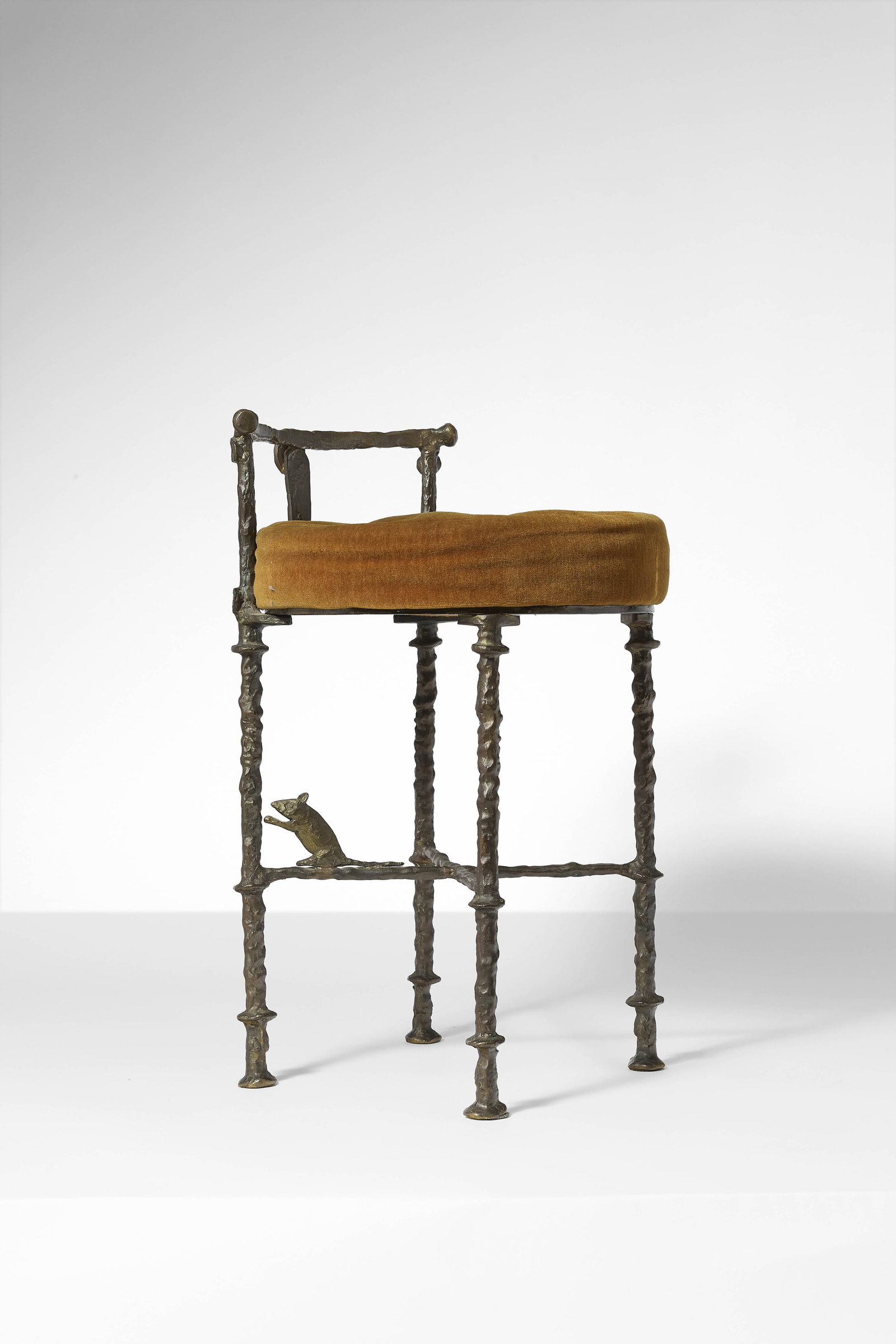 Diego GIACOMETTI: Diego GIACOMETTI Tabouret de coiffeuse « à la souris » Modèle créé circa 1960 Bronze patiné et assise recouverte de velours Signé «DIEGO» et