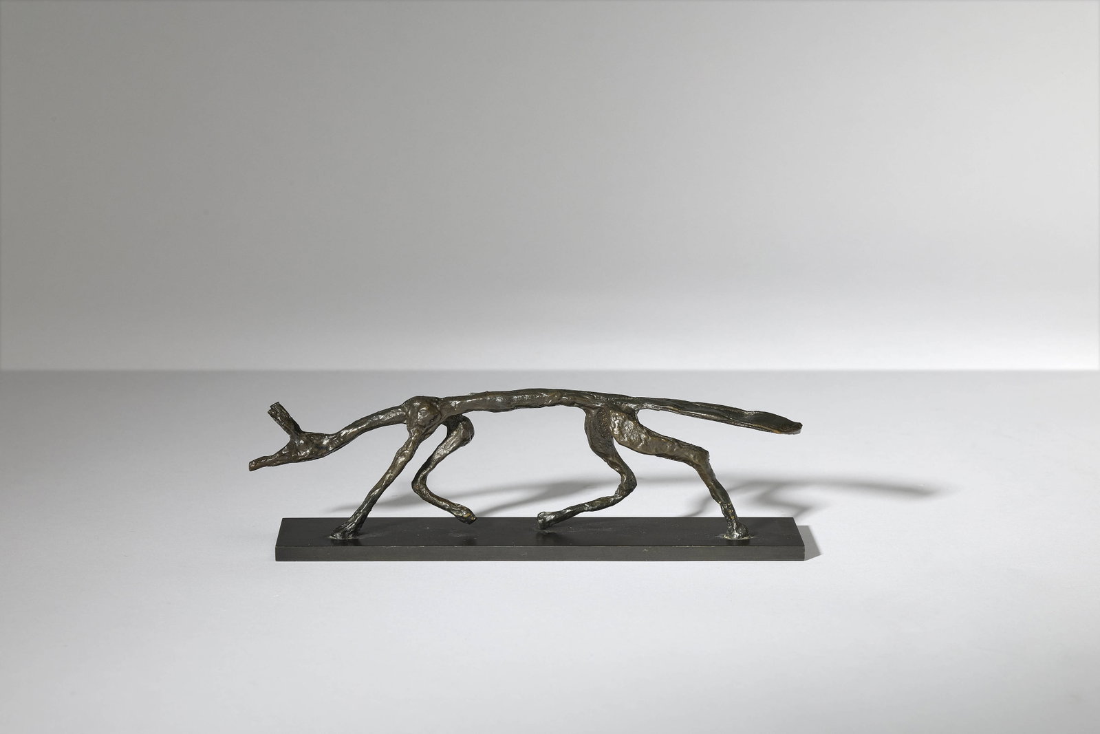 Diego GIACOMETTI: Diego GIACOMETTI « Renard » – circa 1970 Bronze patiné Socle en métal Monogrammé «DG» et signé «DIEGO» sous la gueule Sculpture : 4,8 × 18