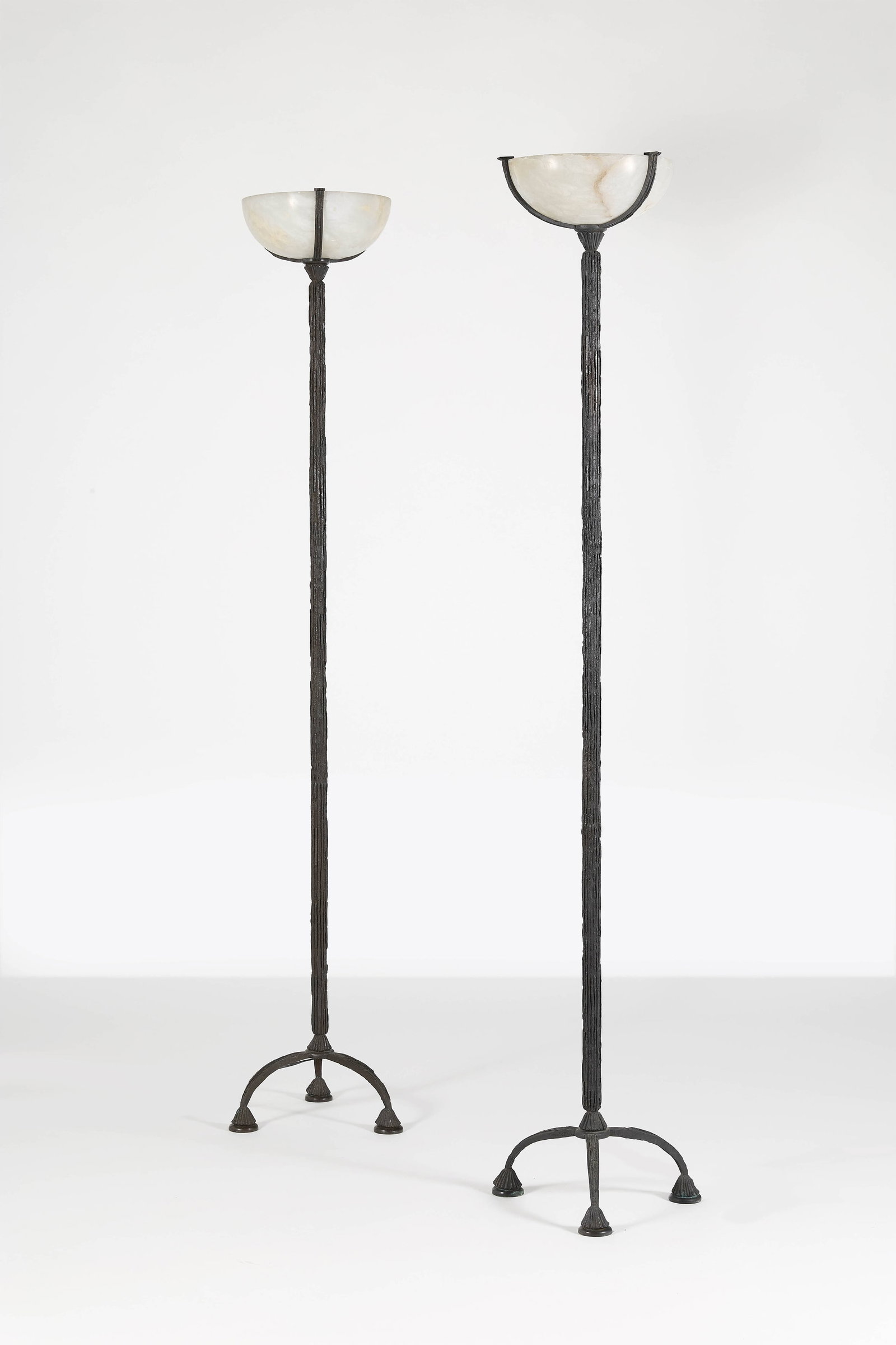 Louis CANE: Louis CANE Paire de lampadaires – 1998 Structure en bronze patiné et diffuseur en albâtre Chacun signé «Cane» , respectivement numéroté «5/8» et