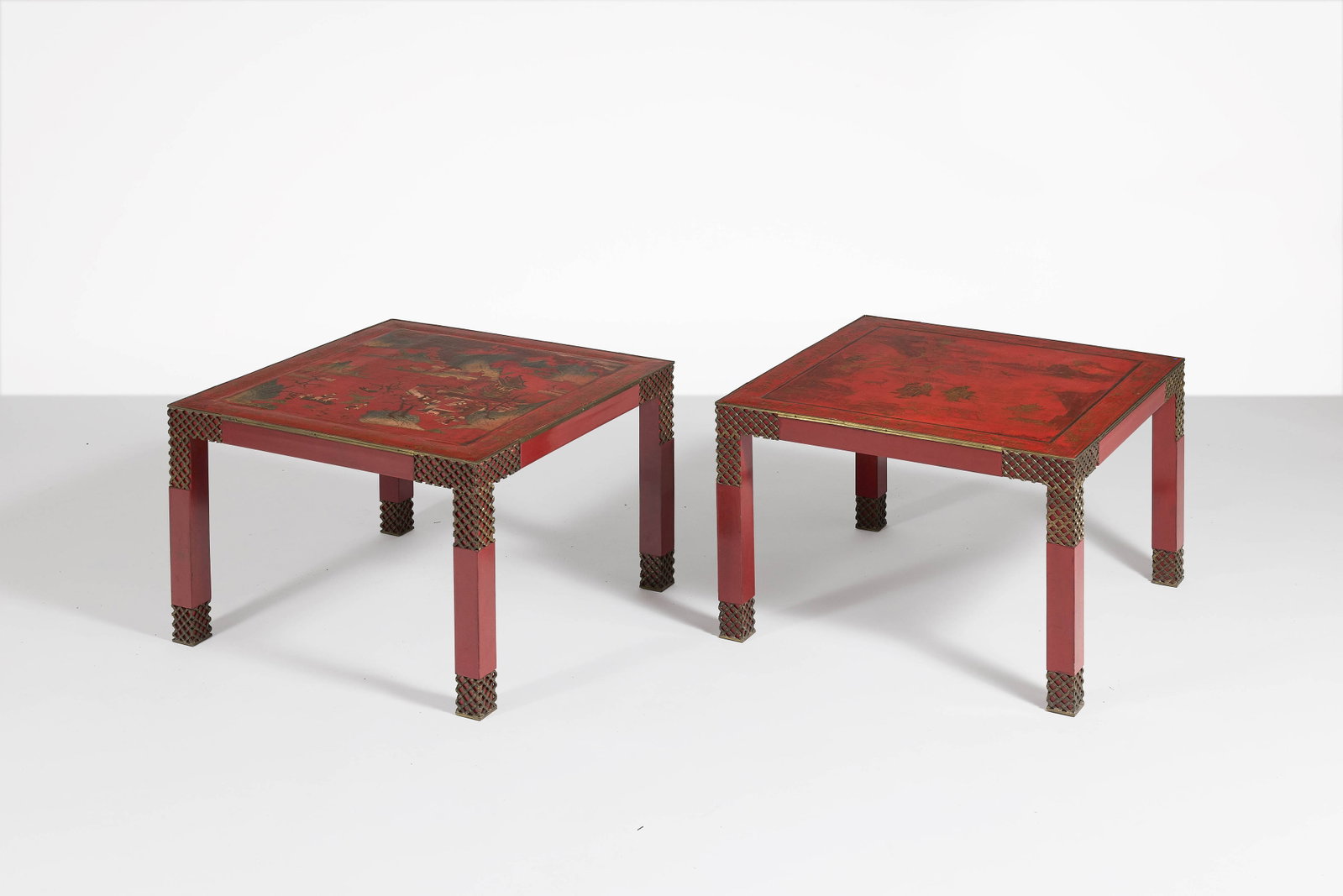 Louis CANE: Louis CANE Paire de tables basses – 1995 Détail du plateau Structure en bois laqué rouge, plateau recouvert de laque de Chine du XVIIIe, ornements en bronze doré Chacune