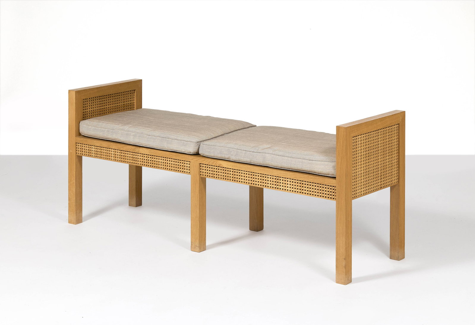 Louis CANE: Louis CANE Banc « Caillebotis » – 1998 Structure en chêne et décor en caillebottis de chêne, assise en tissu fixée par des lanières en cuir