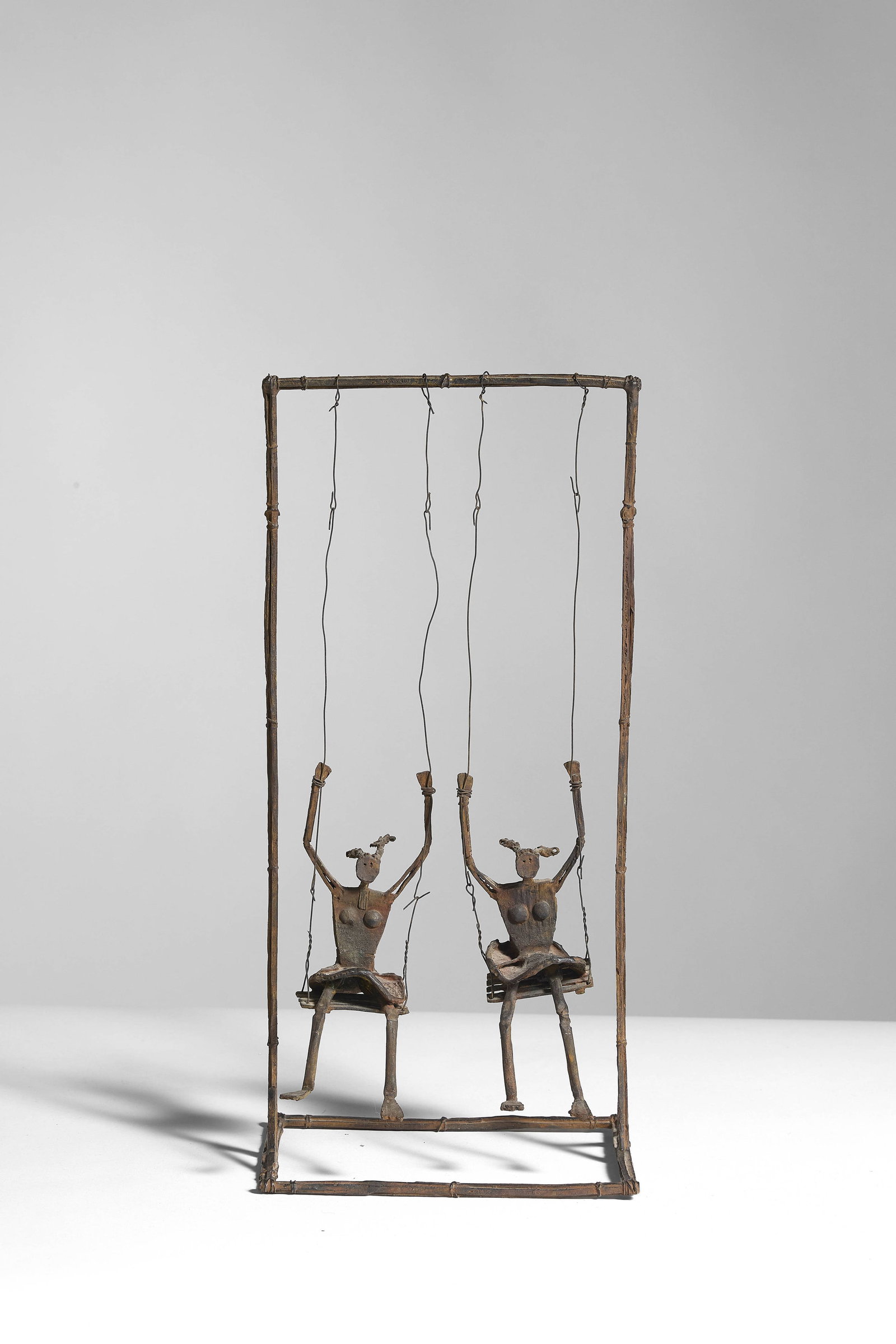 Louis CANE: Louis CANE « Balançoire fil de fer – deux personnages » - circa 1990 Bronze Signé «Cane» et numéroté «2/8» 42,5 × 20 ×