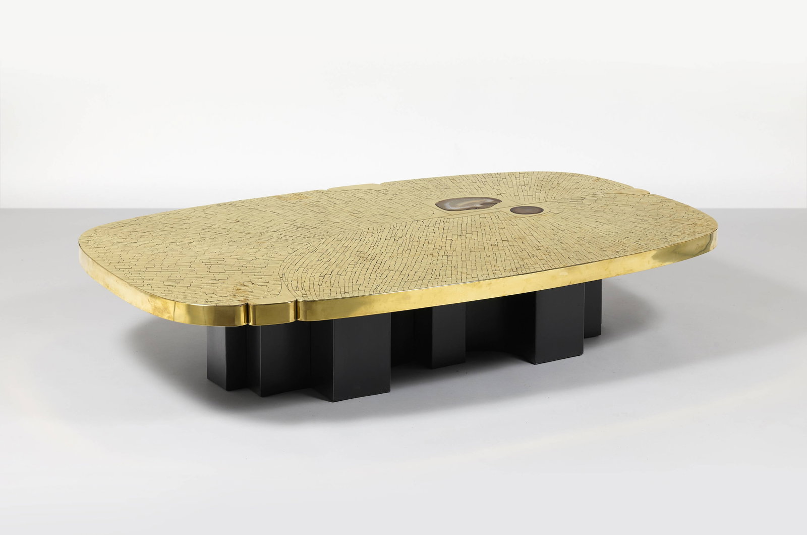 Jean-Claude DRESSE: Jean-Claude DRESSE (Né en 1946) Table basse – circa 1970 Plateau en mosaïque de laiton et incrusté d'agate, piètement en tôle d'acier plié et laqué noir