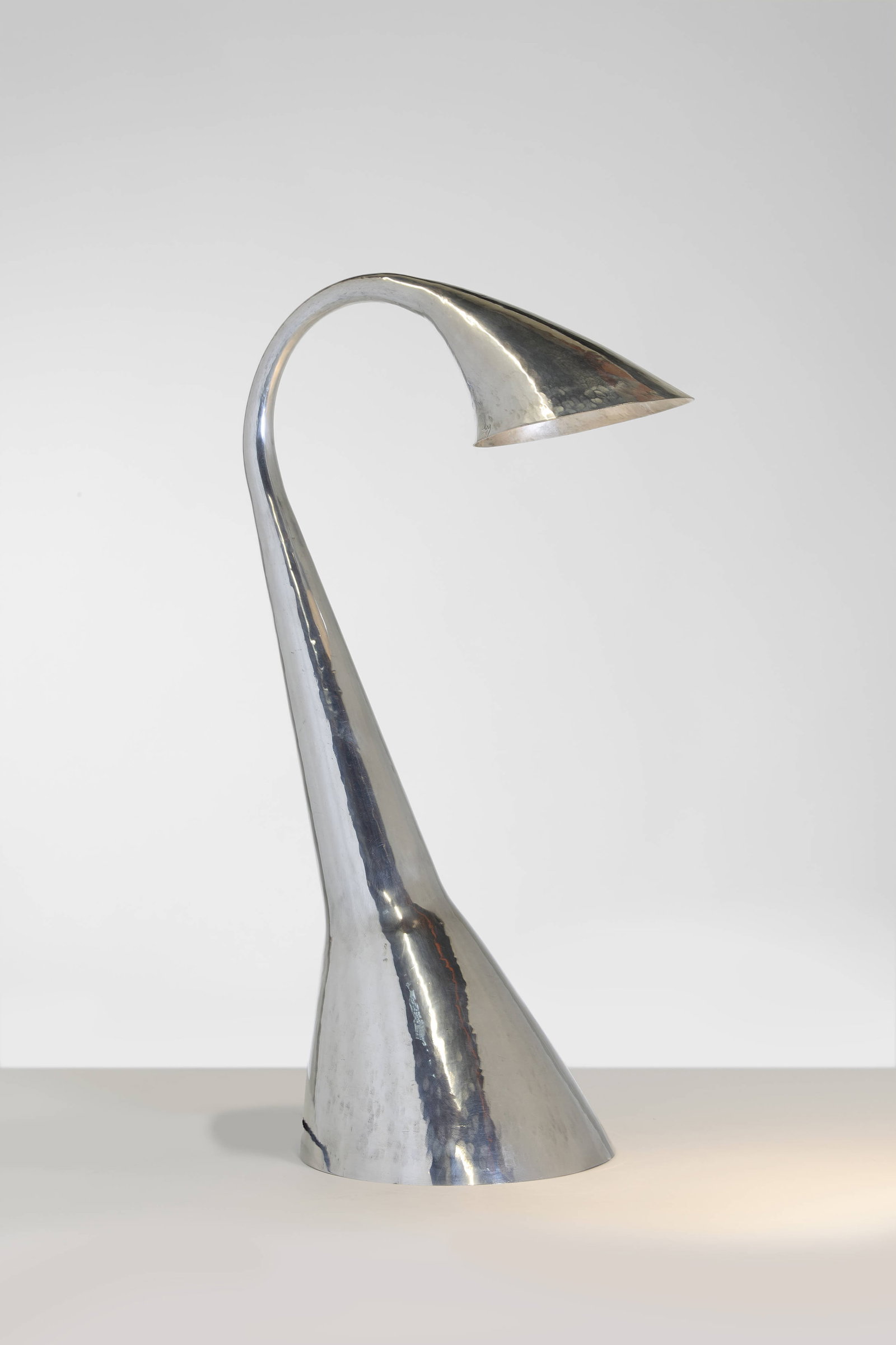 Philippe HIQUILY: Philippe HIQUILY Lampe, grand modèle – modèle créé en 1985, le nôtre de 2009 Aluminium martelé Monogrammée et numérotée «1/8» sur la base 6