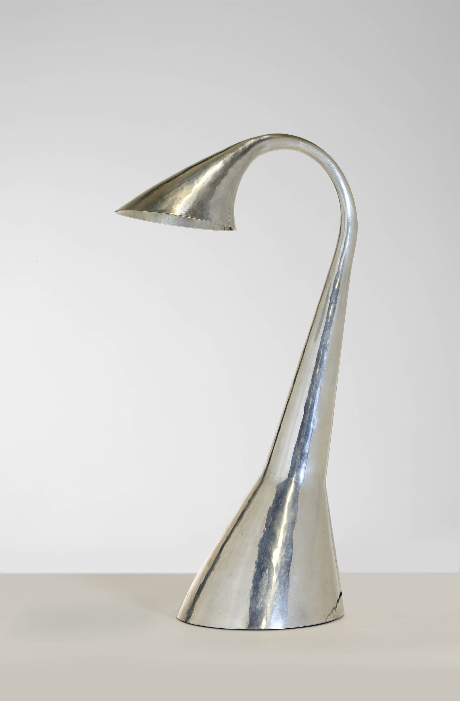 Philippe HIQUILY: Philippe HIQUILY Lampe, grand modèle – modèle créé en 1985, le nôtre de 2009 Aluminium martelé Monogrammée et numérotée «2/8» sur la base 6
