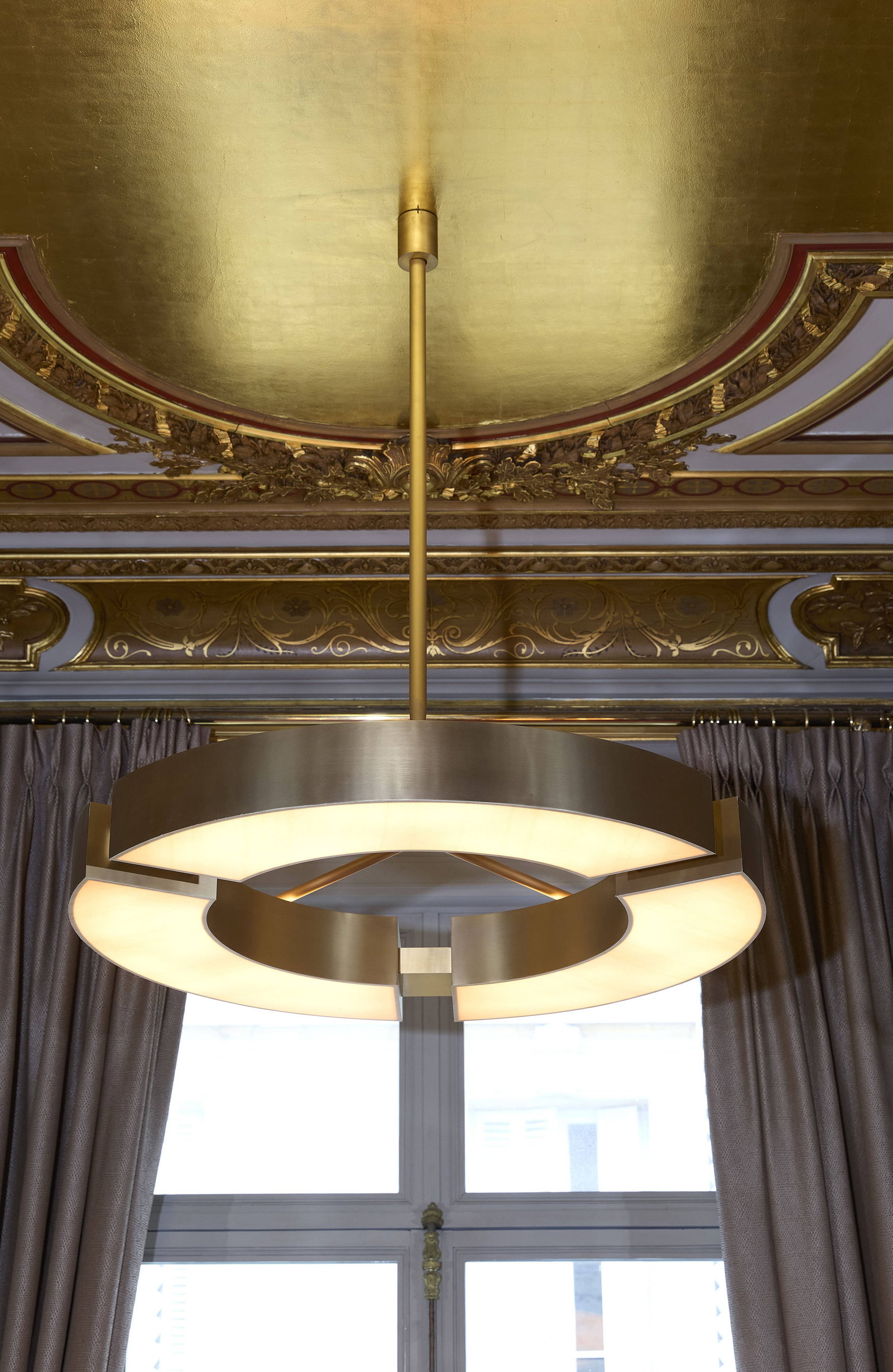 OZONE: OZONE (Fondé en 2000) Suspension « Classique V » – circa 2010 Laiton et aluminium doré, papier blanc 147,5 × 120 cm A brass, gilt alumunium and white