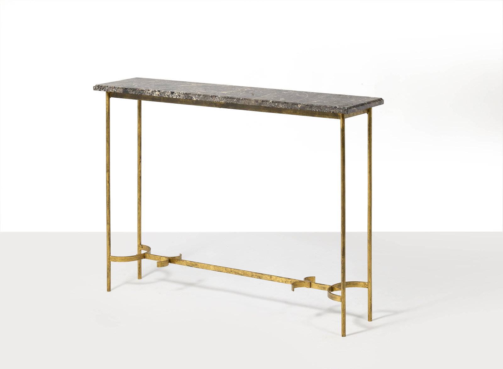 TRAVAIL FRANÇAIS: TRAVAIL FRANÇAIS Console – circa 1940 Structure en métal doré à la feuille, plateau en marbre 97 × 133 × 30 cm A french gilt metal and marble console – circa