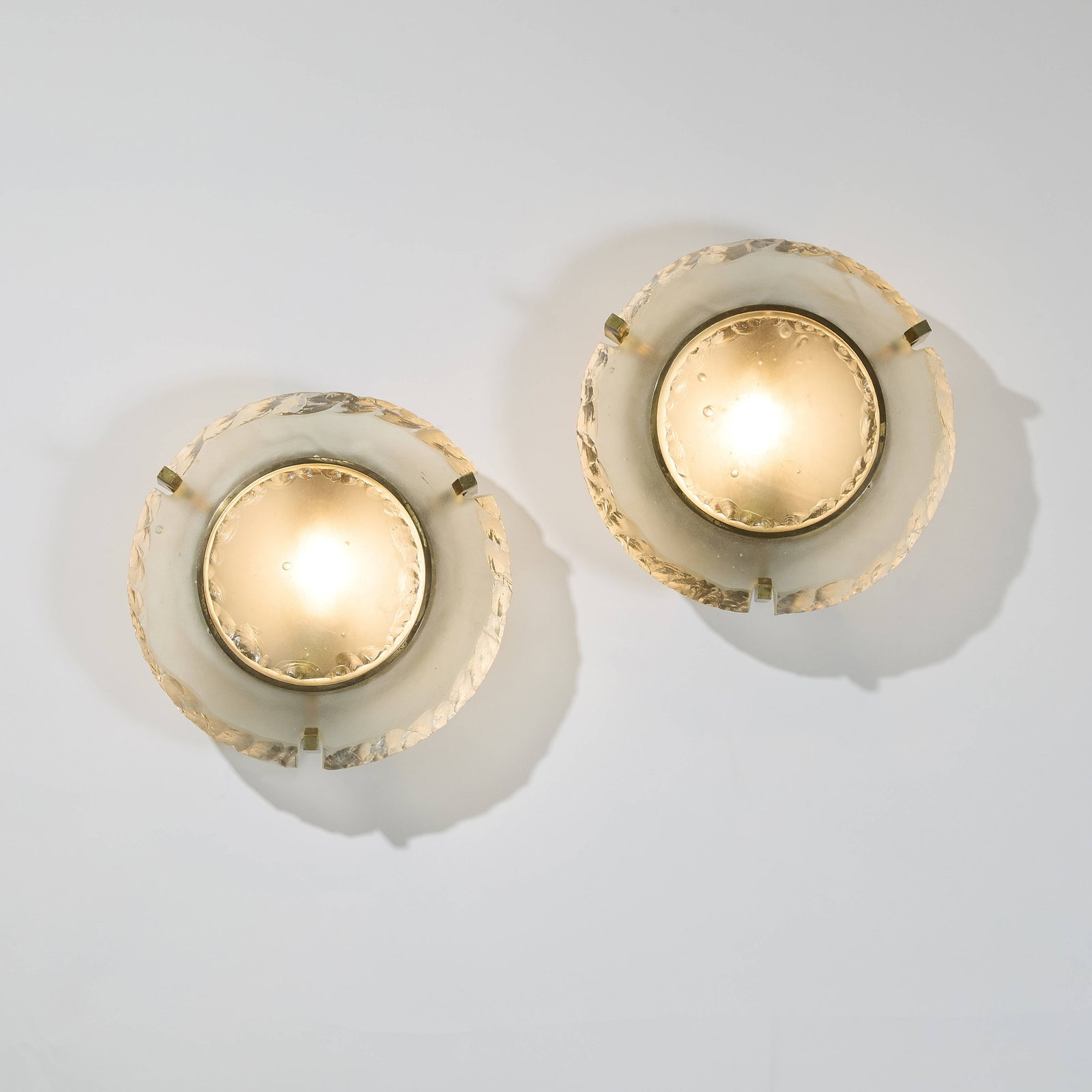 Max INGRAND: Max INGRAND Paire d’appliques modèle 10.004 – circa 1960 Fixations en métal laqué blanc, laiton doré et diffuseurs en verre dépoli taillé au burin