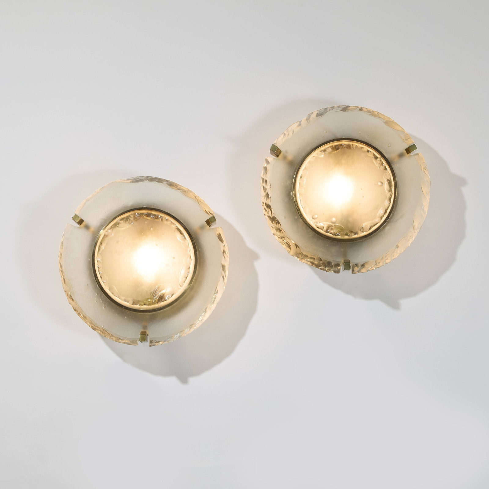 Max INGRAND: Max INGRAND Paire d’appliques modèle 10.004 – circa 1960 Fixations en métal laqué blanc, laiton doré et diffuseurs en verre dépoli taillé au burin