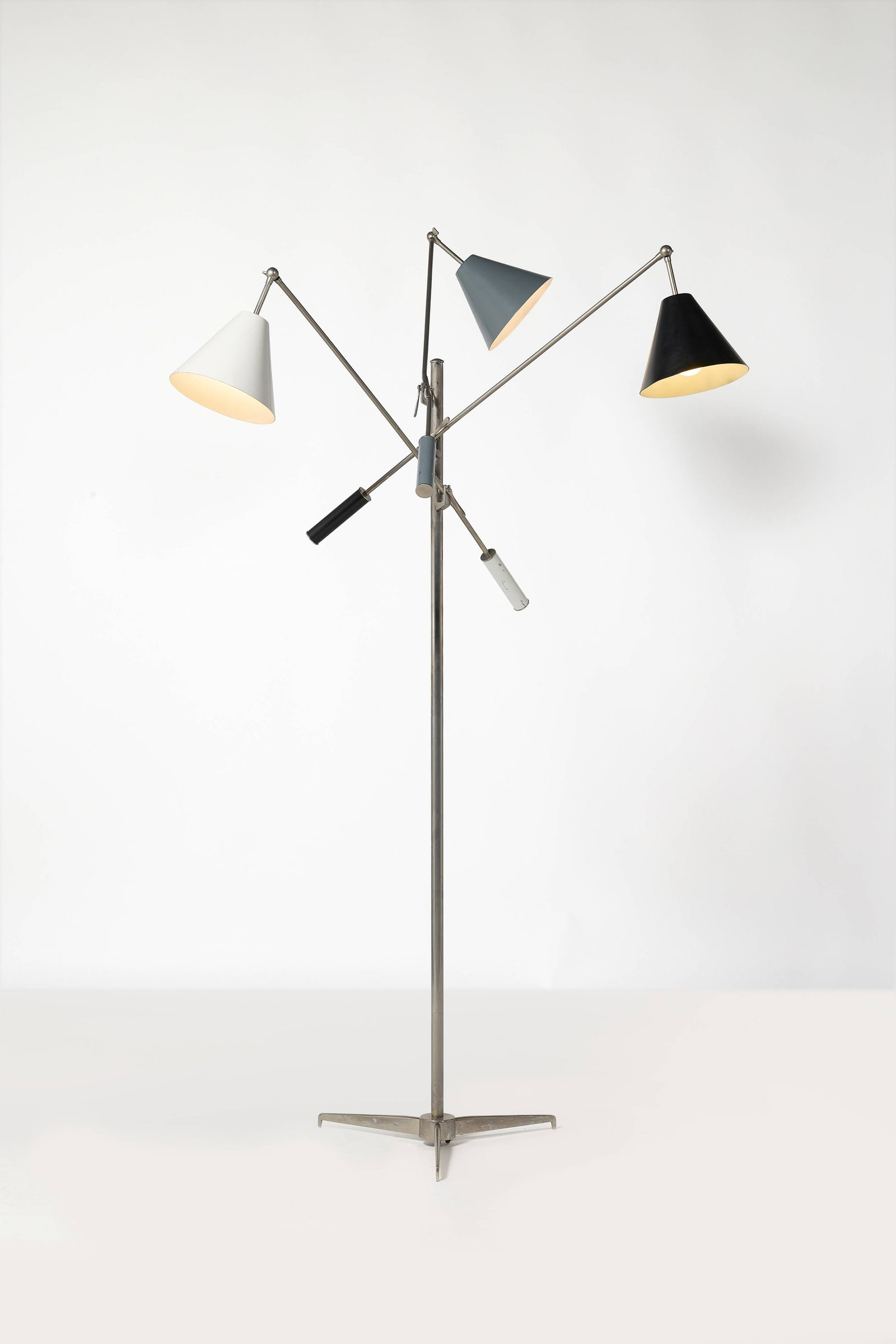 Angelo LELII: Angelo LELII (1911 -1979) Lampadaire « Triennale » modèle 12128 – circa 1947 Structure en métal chromé, diffuseurs en aluminium laqué gris, blanc et