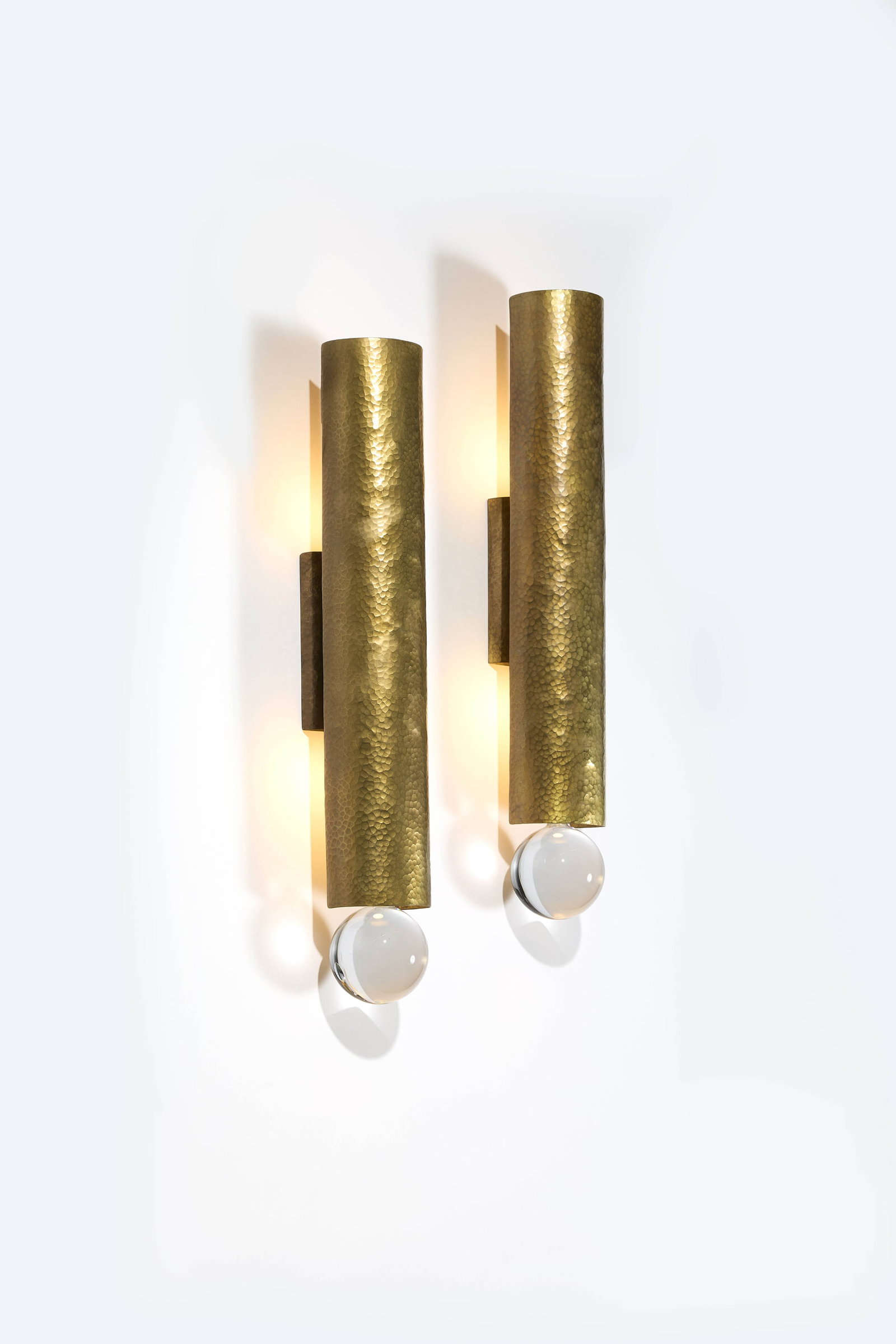 Hervé VAN DER STRAETEN: Hervé VAN DER STRAETEN Paire d’appliques « Tube » modèle 169 – modèle créé en 2000 Structure en laiton martelé, sphère en cristal