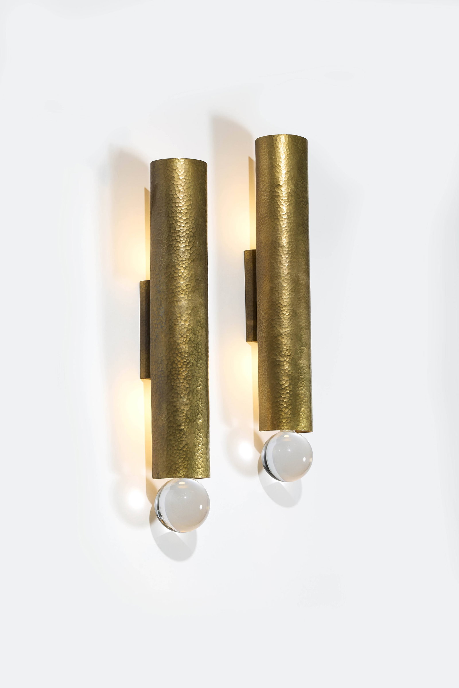 Hervé VAN DER STRAETEN: Hervé VAN DER STRAETEN Paire d’appliques « Tube » modèle 169 – modèle créé en 2000 Structure en laiton martelé, sphère en cristal