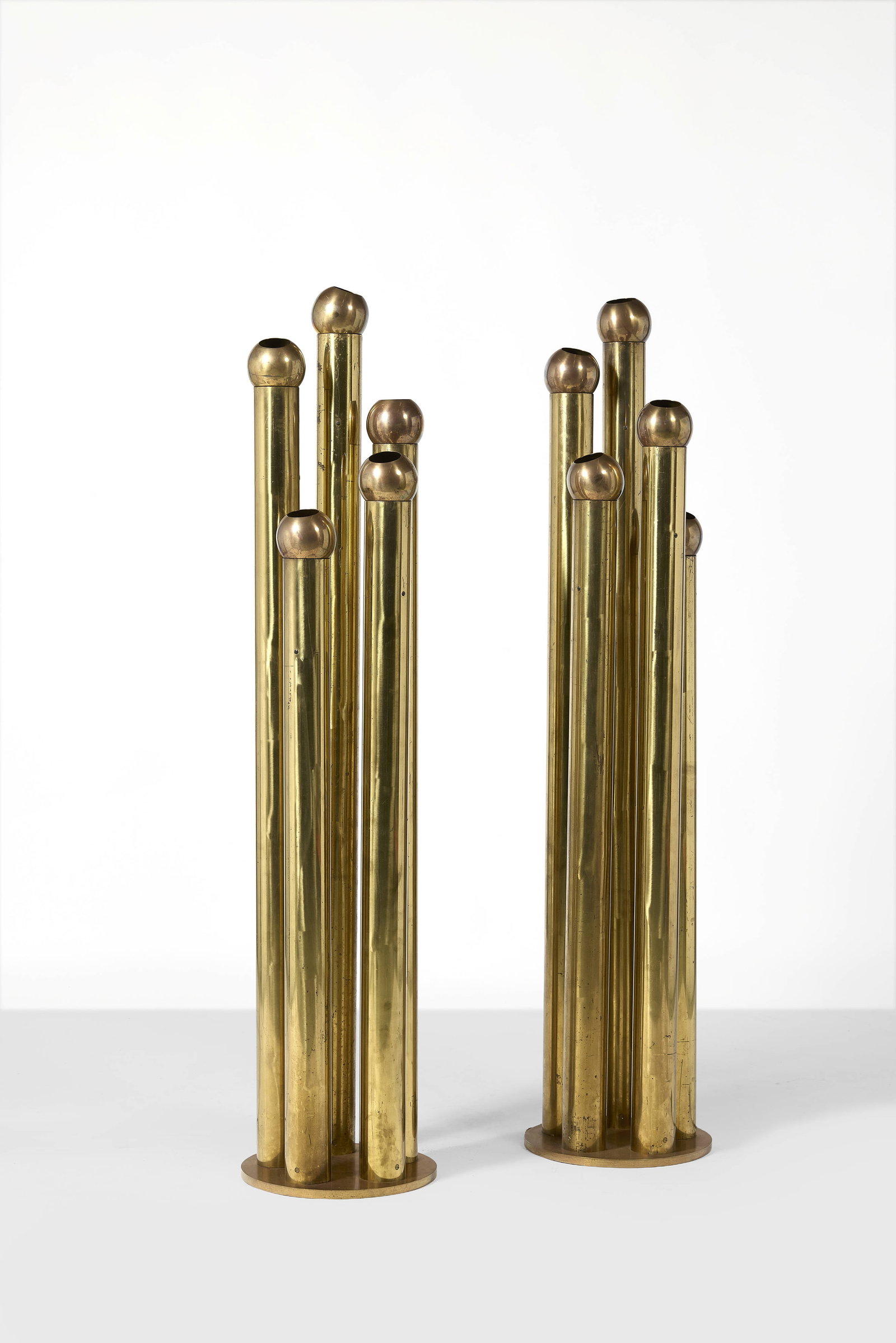 TRAVAIL ITALIEN: TRAVAIL ITALIEN Paire de lampadaires – circa 1970 Structure en laiton doré avec diffuseurs orientables 161 × 35 cm A pair of italian gilt brass floor lamps – circa 1970 63.39