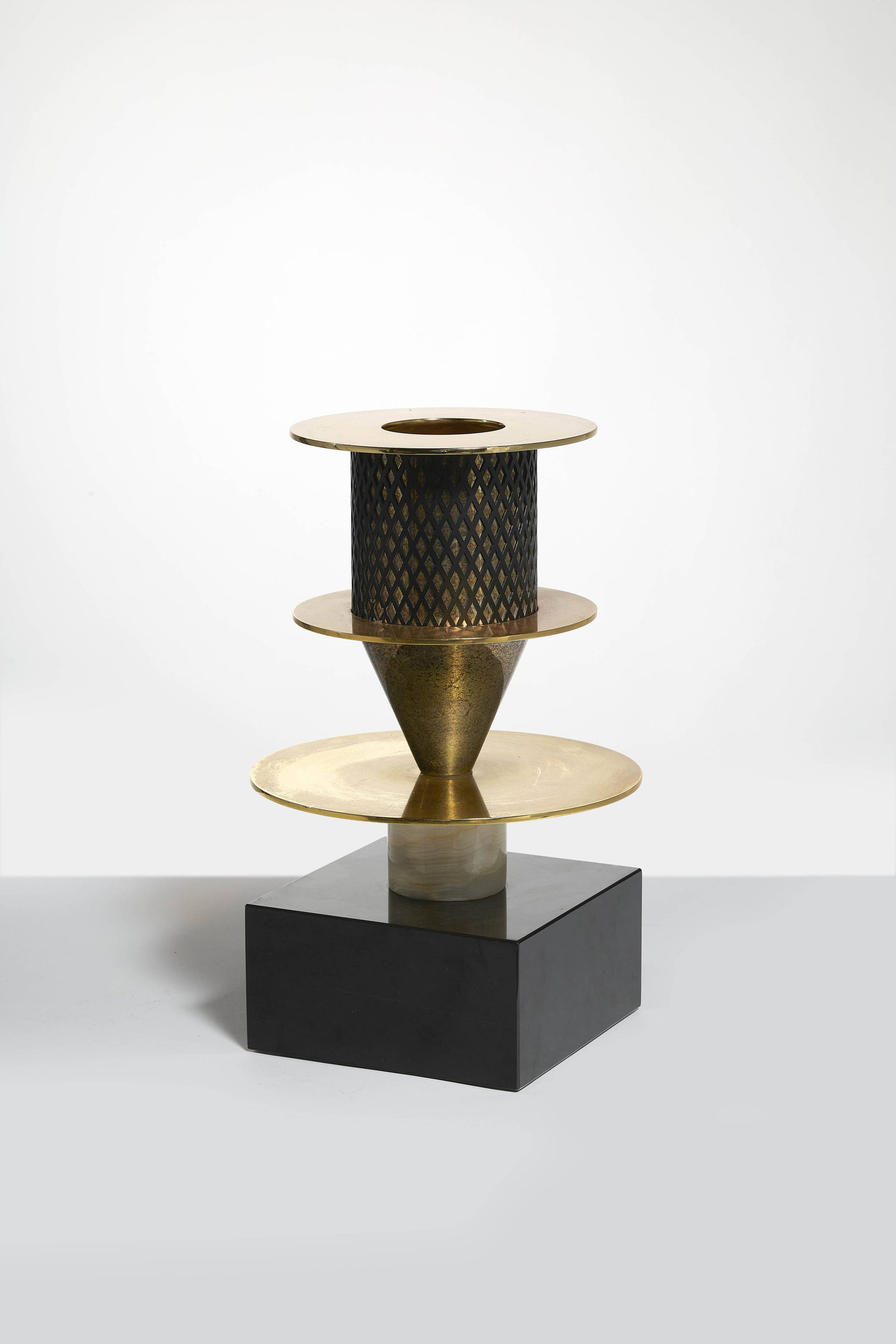 Ettore SOTTSASS: Ettore SOTTSASS Vase « Ombrello di buddha » de la série « Bharata » – 1988 Marbre, laiton doré et argent, métal laqué noir