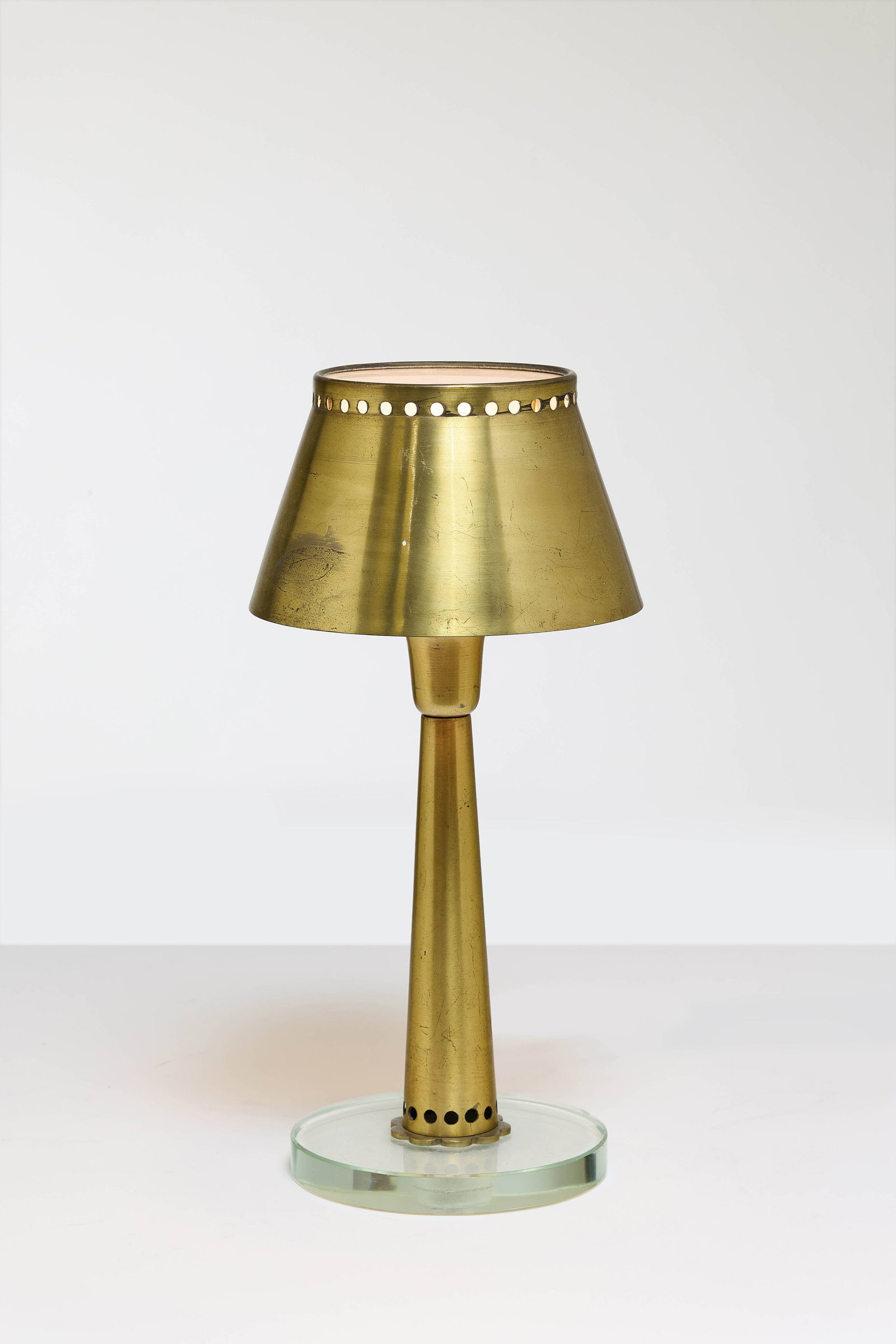 Gino SARFATTI: Gino SARFATTI Lampe modèle 502 – circa 1949 Structure en laiton, abat-jour en laiton perforé, base en verre Édition Arteluce 35 × 16 cm Provenance : 88 Gallery, Londres