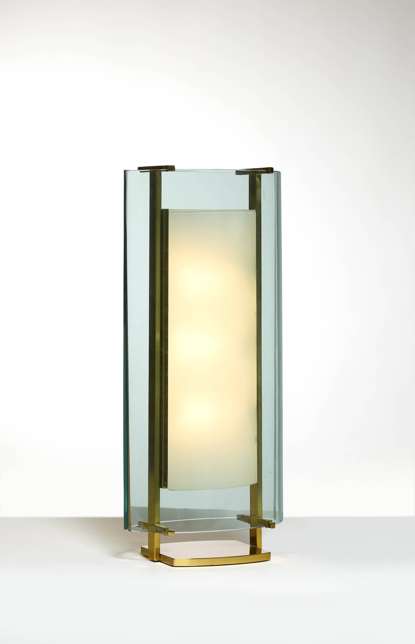 Max INGRAND: Max INGRAND Lampe modèle 2187 – circa 1960 Structure en laiton doré, diffuseurs en verre poli et verre dépoli Édition Fontana Arte 51 × 28 × 13 cm Provenance :
