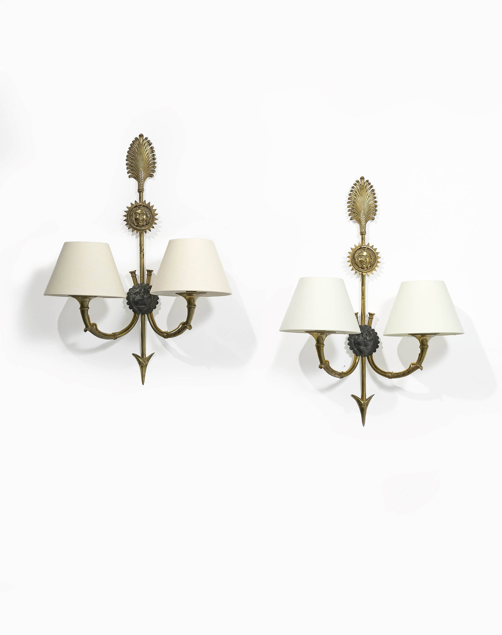 TRAVAIL FRANÇAIS: TRAVAIL FRANÇAIS Paire d’appliques – circa 1940 Structure en bronze doré et patiné, à décor de têtes de lion, bobèches en laiton Sans abat-jours : 60
