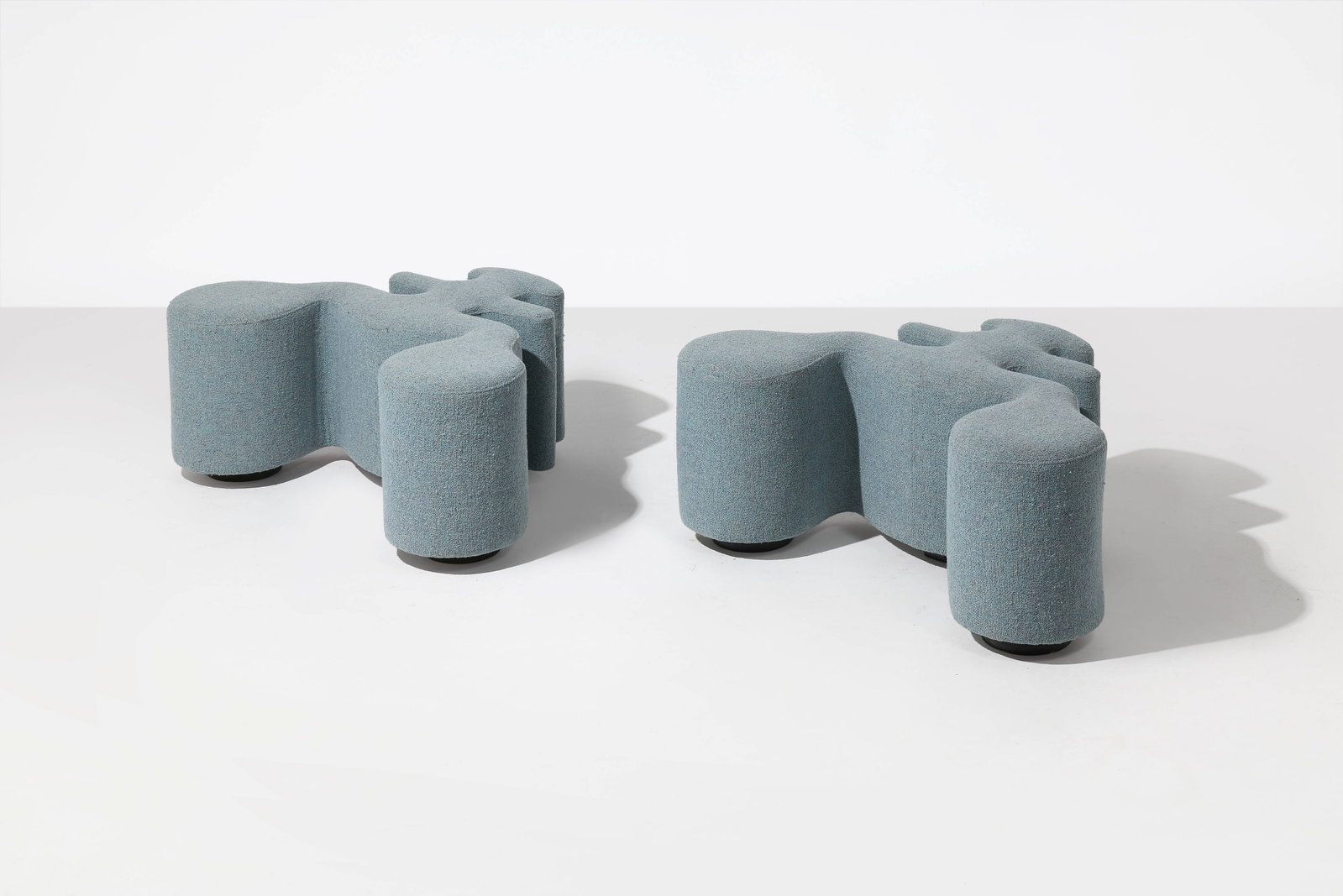 ARCHIZOOM ASSOCIATI: ARCHIZOOM ASSOCIATI (Fondé en 1966) Paire de sièges prototype – circa 1967 Structure entièrement recouverte de tissu bleu gris, piètement en chêne 39 × 88 ×