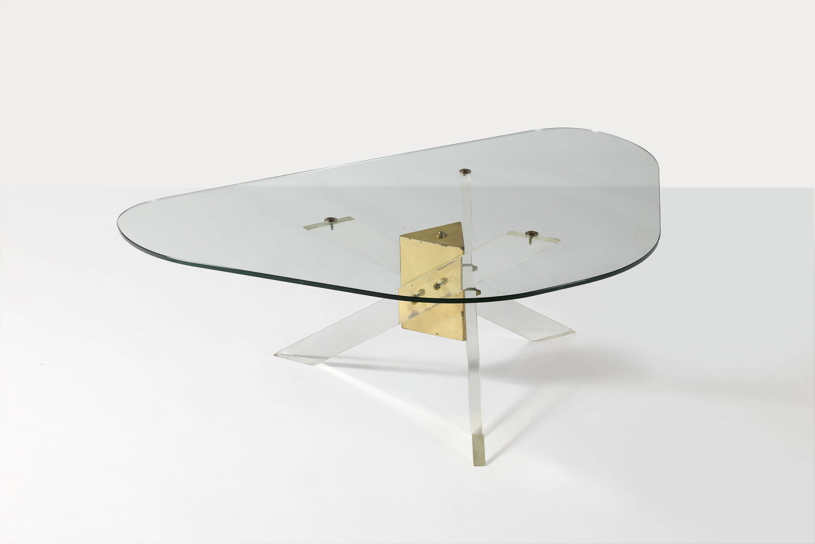 TRAVAIL AMÉRICAIN: TRAVAIL AMÉRICAIN Table basse – circa 1970 Piètement en méthacrylate et laiton, plateau en verre 40 × 124 × 85 cm An american methacrylate, brass and glass table