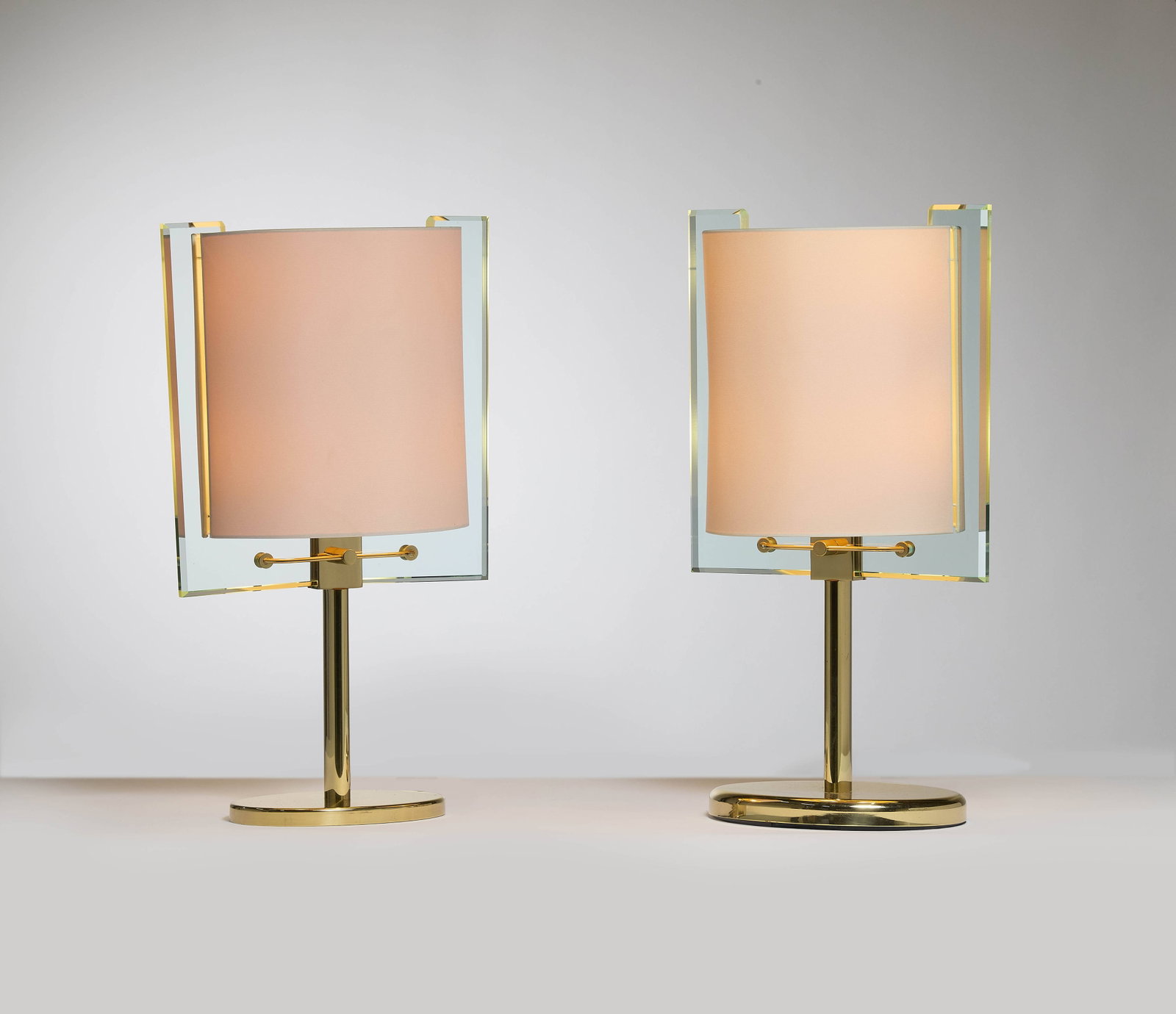 Nathalie GRENON: Nathalie GRENON (Née en 1959) Paire de lampes modèle 2833 – circa 1990 Piètement et fût en laiton, structure en verre et abat-jour en tissu Édition Fontana Arte 61