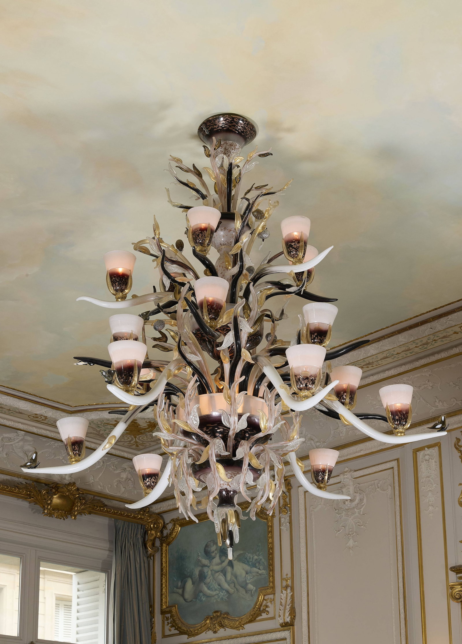 Aristide NAJEAN pour la Verrerie d’Art de Murano: Aristide NAJEAN pour la Verrerie d’Art de Murano (Né en 1959) Importante suspension « Bouquet de feuillage », pièce unique – 2009 Verre soufflé blanc, 