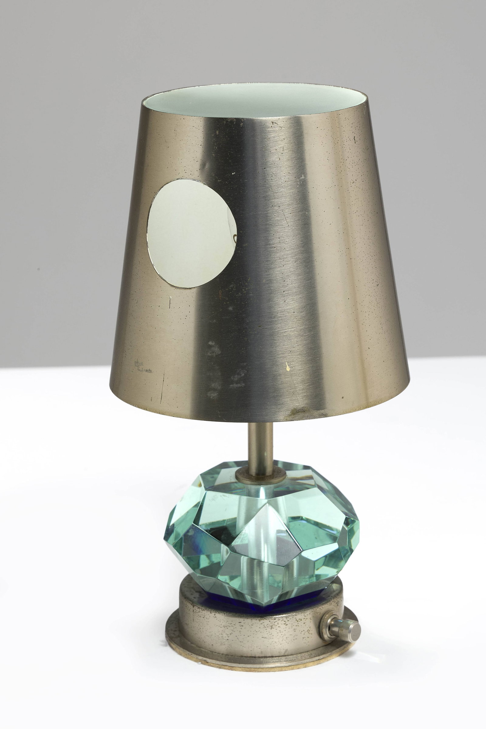 Max INGRAND: Max INGRAND Lampe de table modèle 2218 – circa 1956 Structure en aluminum, abat-jour en aluminium perforé et base en verre partiellement peint Édition Fontana Arte Marque de lR