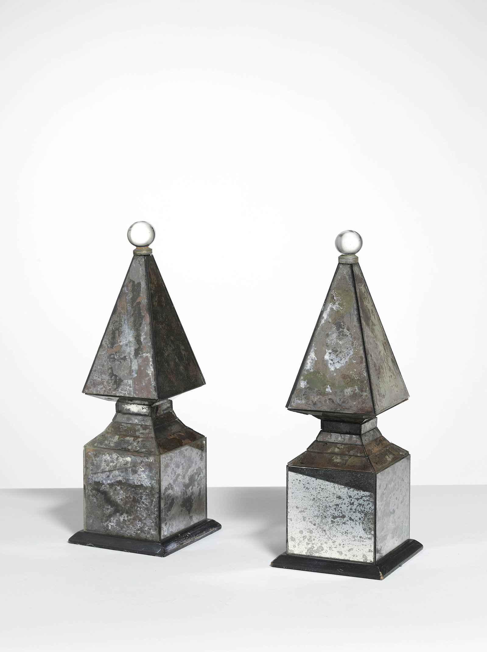 Serge ROCHE: Serge ROCHE Paire d’obélisques – circa 1935 Verre miroité, cristal 46 × 15 cm Bibliographie : Patrick Mauriès, Serge Roche, Galerie Chastel Maréchal-Le promeneur,
