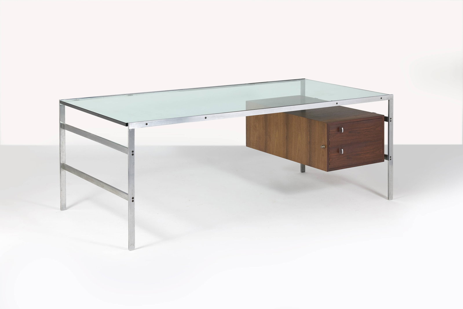 Preben FABRICIUS & Jørgen KASTHOLM: Preben FABRICIUS & Jørgen KASTHOLM (1931-1984 & 1931-2007) Bureau – circa 1960 Piètement en acier, casier en placage de palissandre de Rio et plateau en verre Édition BO-EX 68