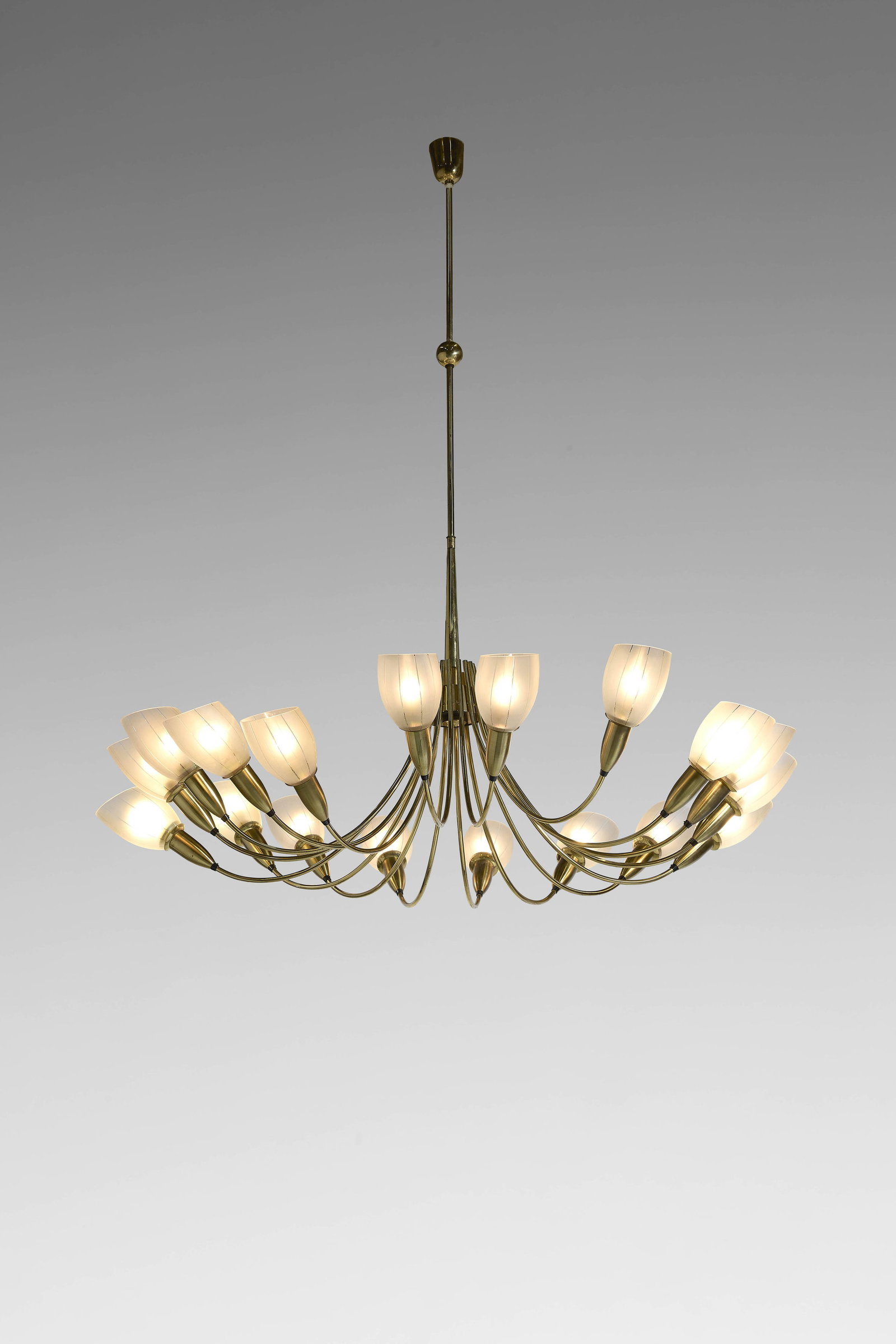 TRAVAIL SCANDINAVE: TRAVAIL SCANDINAVE Importante suspension – circa 1960 Structure en laiton, diffuseurs en verre dépoli 153 × 133 cm An important scandinavian brass and frosted glass ceiling light -