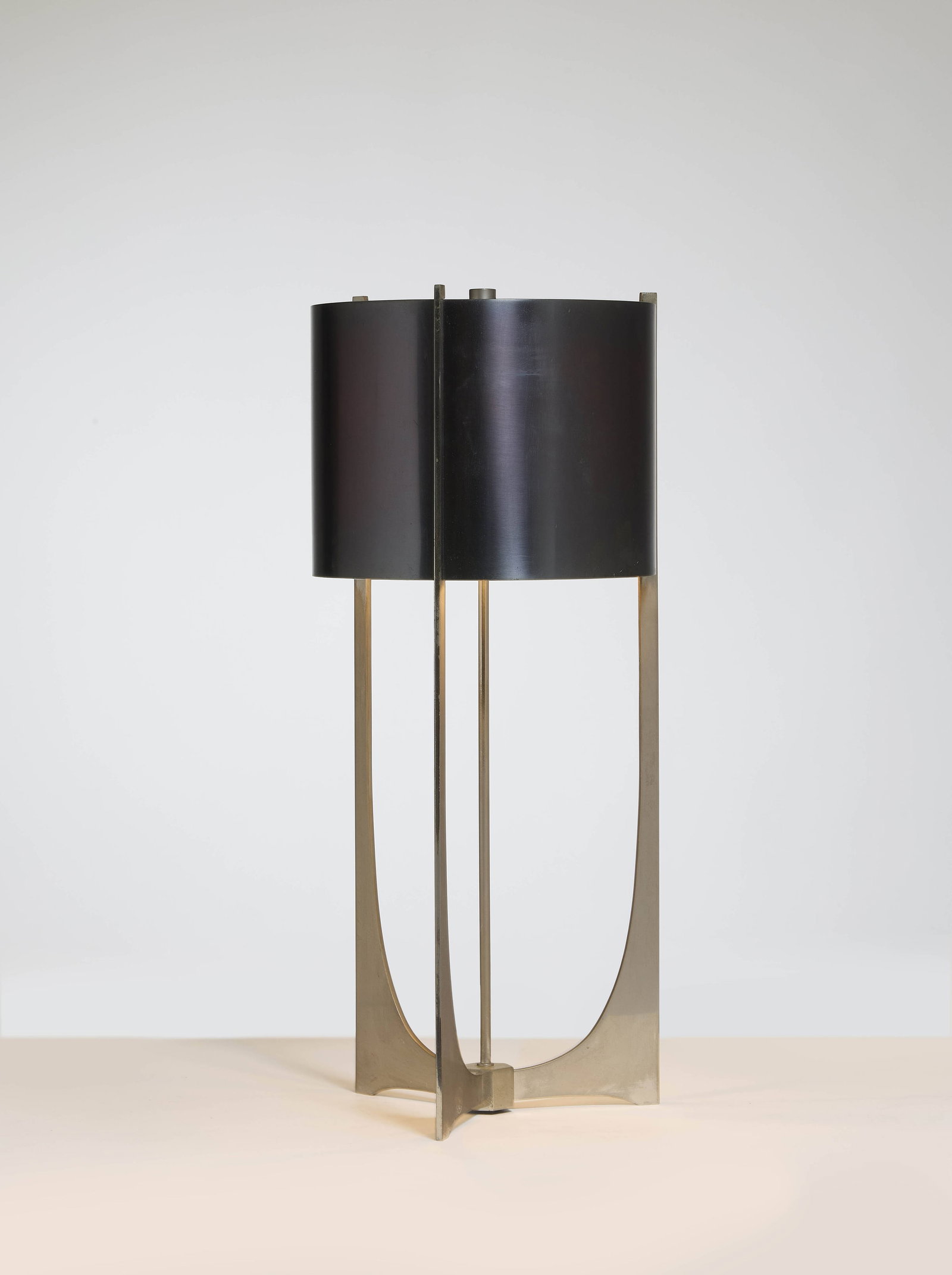 MAISON CHARLES: MAISON CHARLES (Fondé en 1908) Lampe de table – circa 1960 Acier découpé et patiné, abat-jour en tissu 50,5 × 26,5 cm Provenance : Galerie Saint Jacques, Toulouse, 2005
