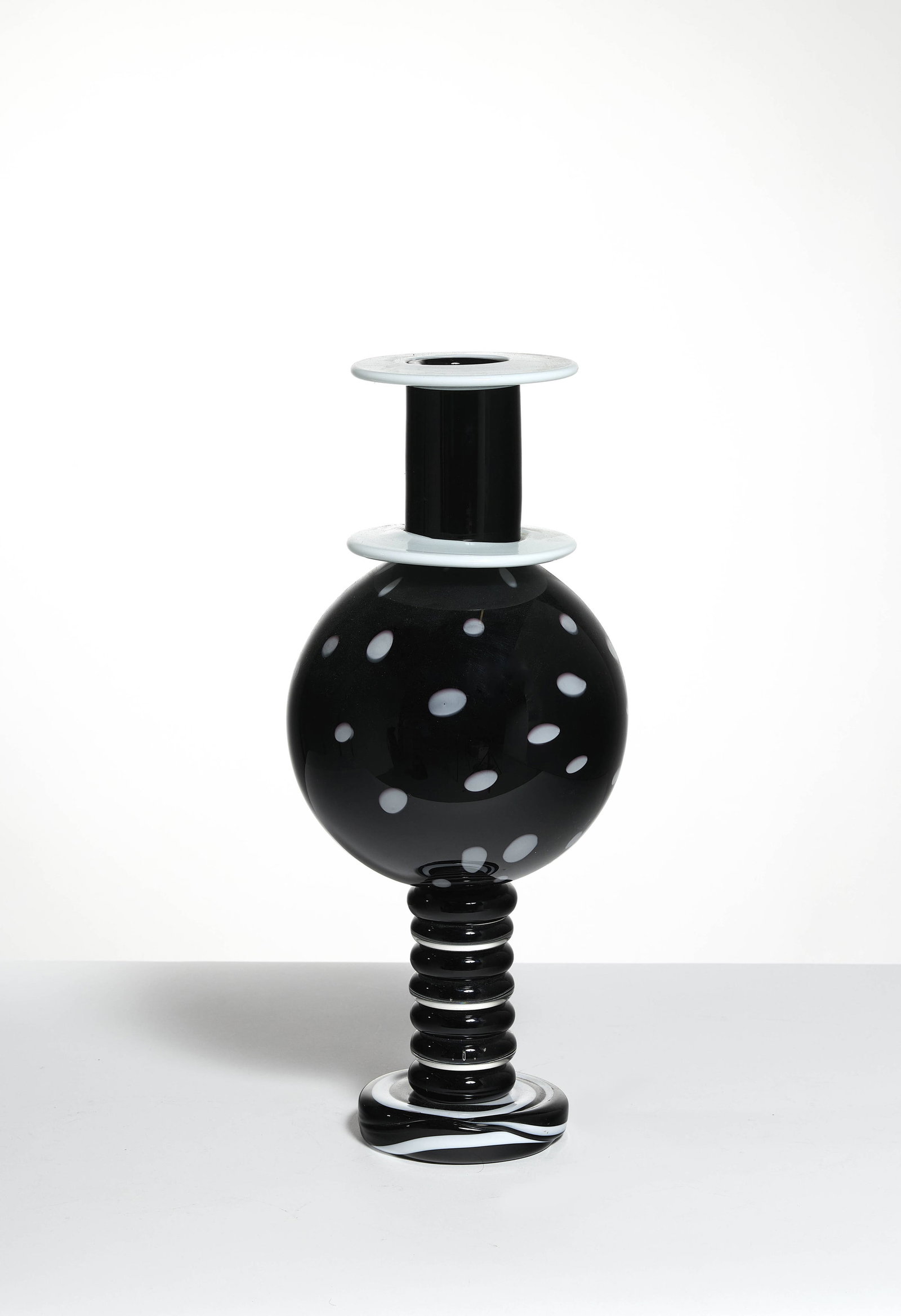 Peter SHIRE: Peter SHIRE (Né en 1947) Vase – circa 1980 Verre teinté noir et blanc Signé «Peter Shire», numéroté «10/300» et marqué «ponte vivo