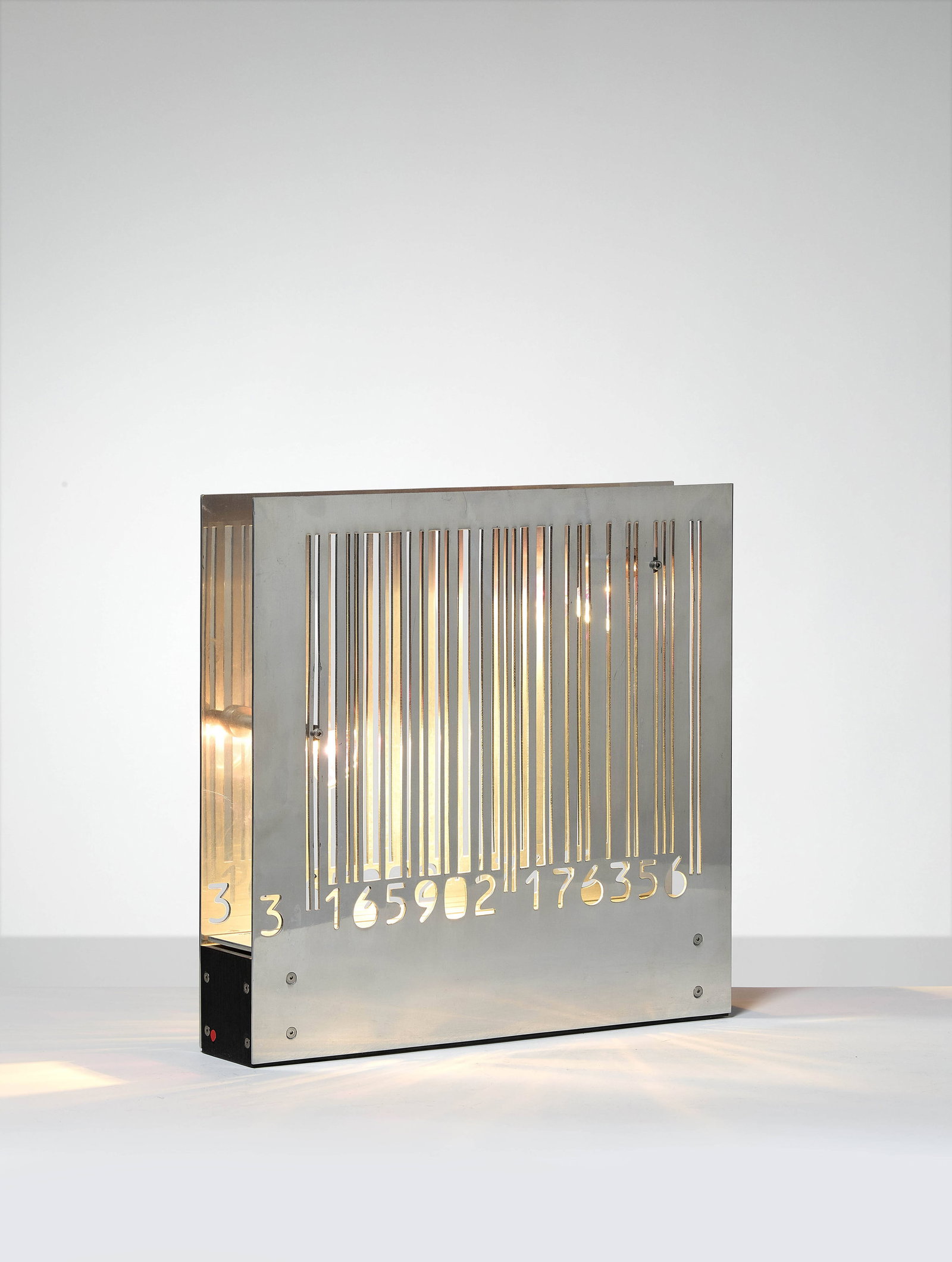 Yonel LEBOVICI: Yonel LEBOVICI Lampe « Code à barre » – 1990 Base en stratifié, structure en aluminium Signée «Lebovici Y.» et numérotée