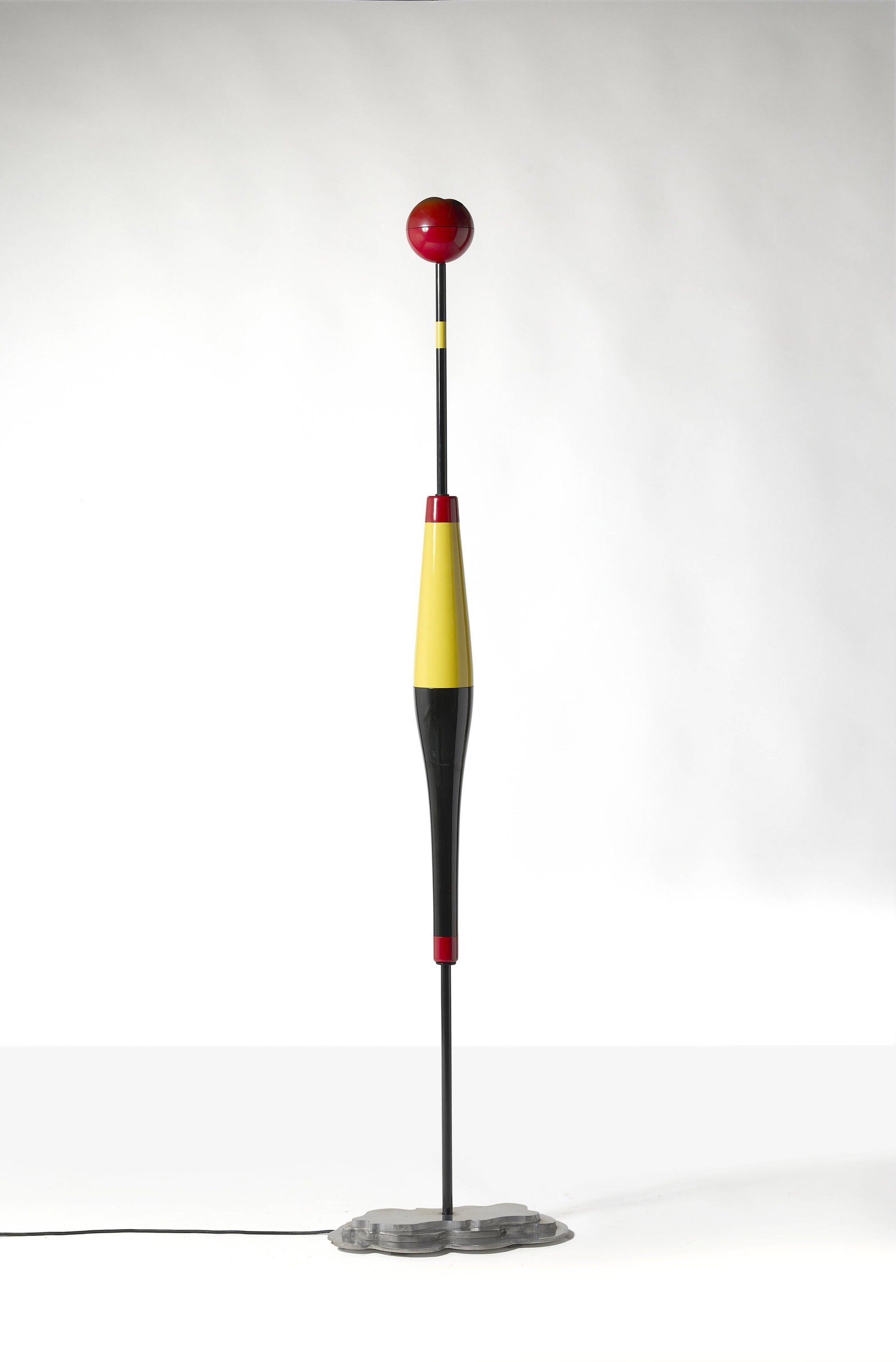 Yonel LEBOVICI: Yonel LEBOVICI Lampadaire « Flotteur » – 1990 Pin et acier laqué, piètement en fonte d'aluminium poli Signé «Lebovici Y.», numéroté
