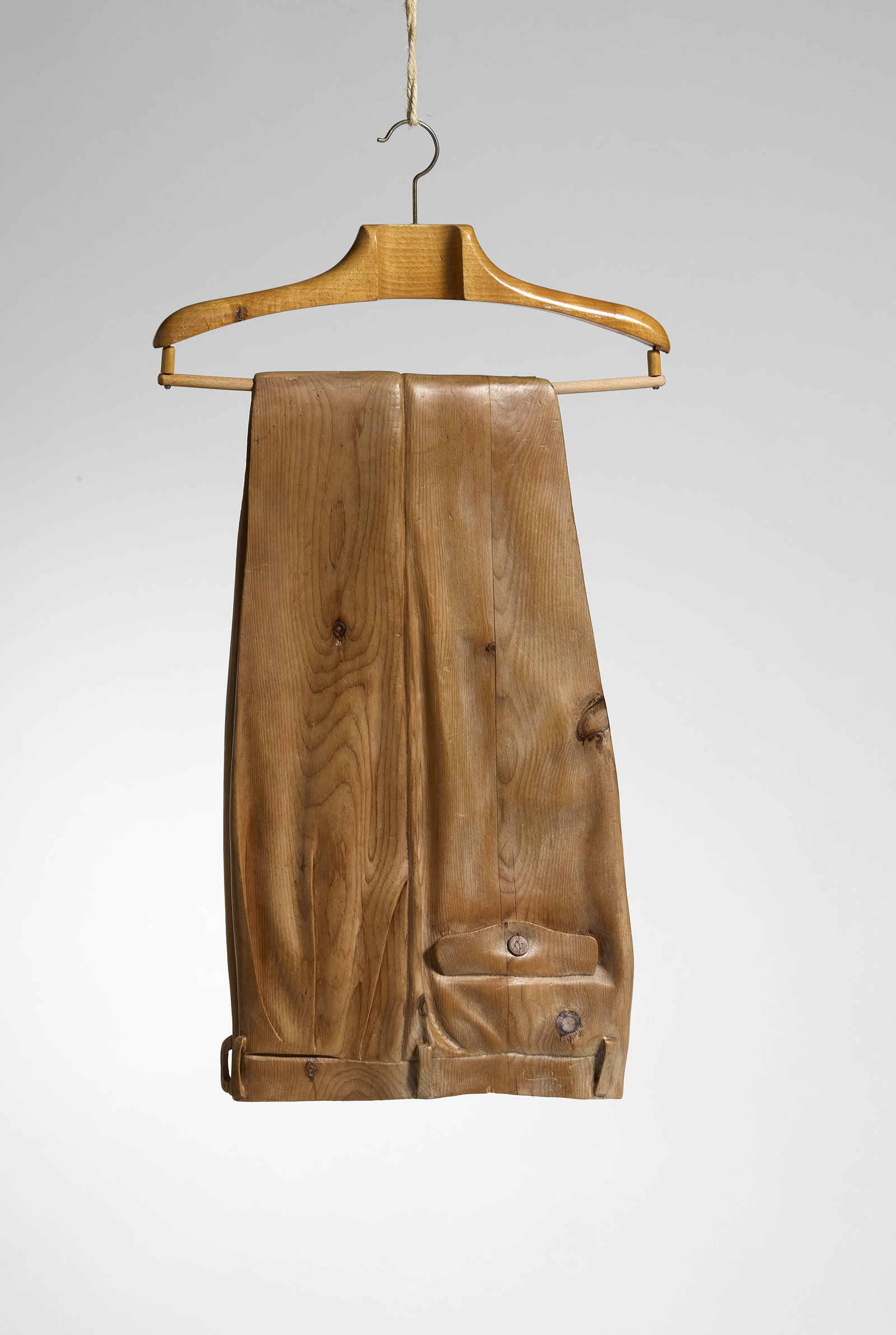Livio de MARCHI: Livio de MARCHI (Né en 1943) « Pantalon sur cintre » Pin sculpté et métal Signé «Livio» et numéroté «9/20» sur la ceinture 77
