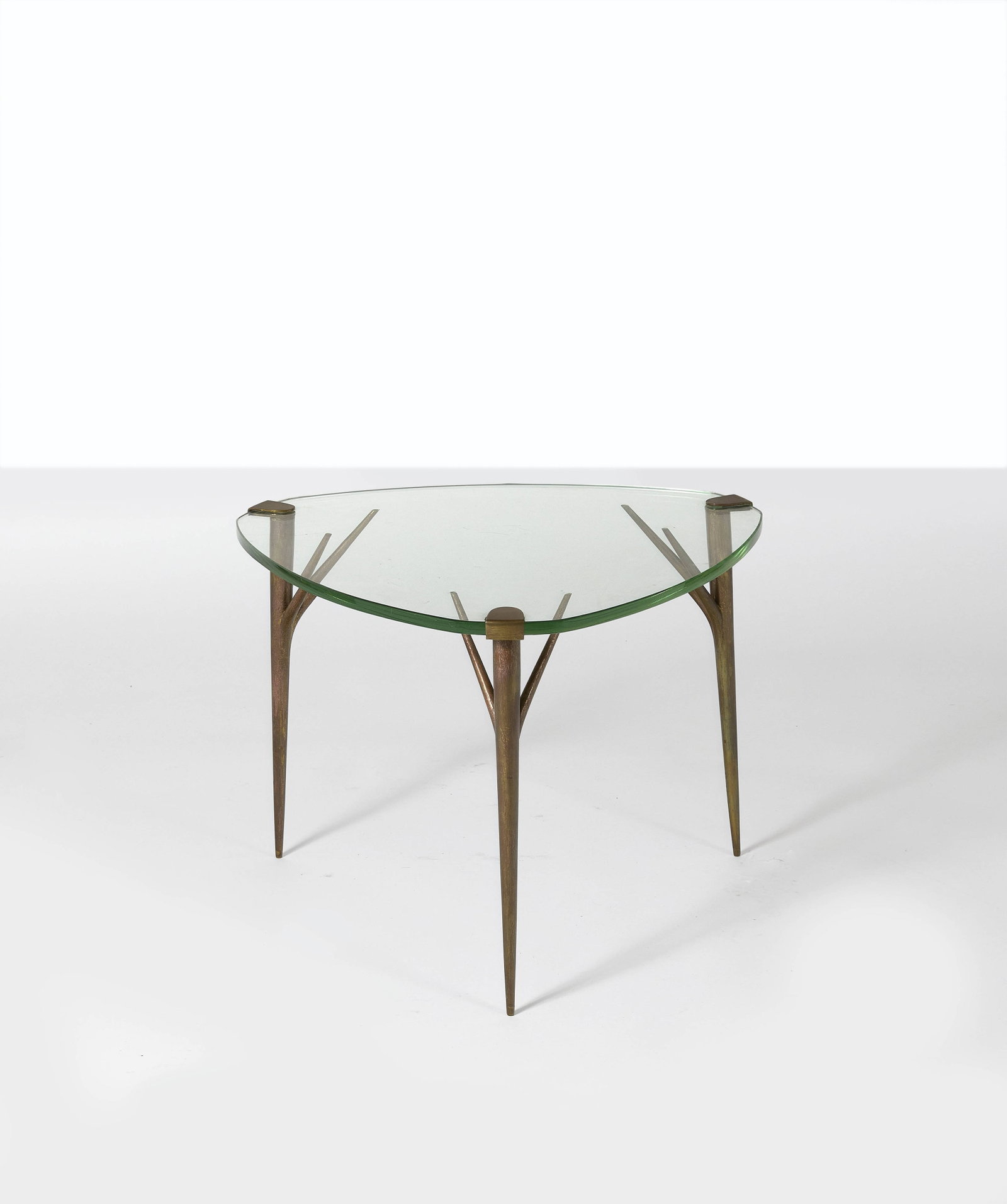 Max INGRAND: Max INGRAND Table basse – circa 1955 Piétement en laiton à patine canon de fusil, plateau en verre Édition Fontana Arte 45 × 61 cm 155 Bibliographie : Franco Debon