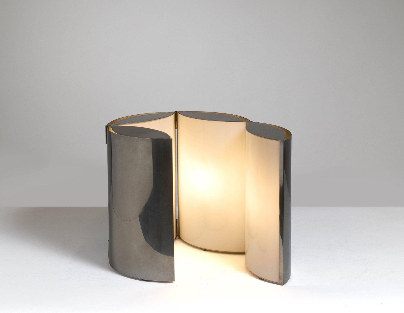 Jean-Pierre VITRAC: Jean-Pierre VITRAC (Né en 1944) Lampe de table « éventail » modèle 10481 – circa 1972 Métal chromé, diffuseur en verre opalin Édition Verre Lu