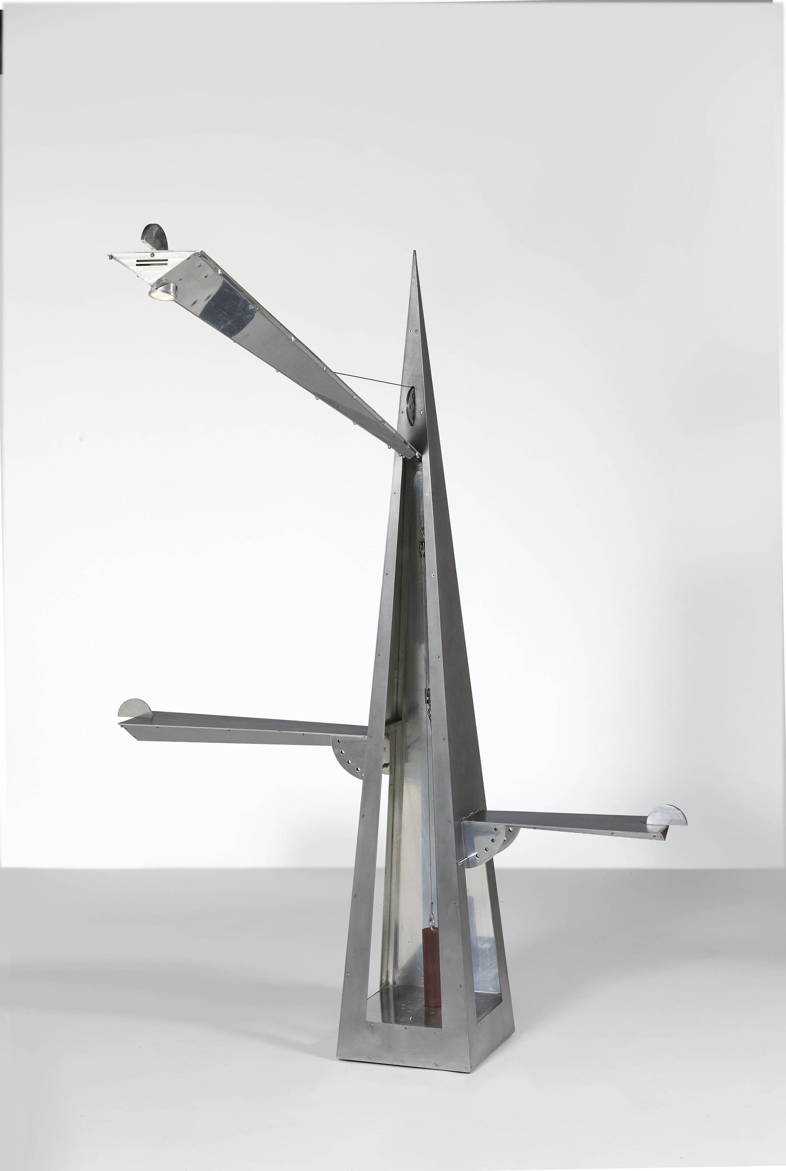 Yonel LEBOVICI: Yonel LEBOVICI « Pantomime » – 1986 Structure en aluminium mat et poli, acier Signé «Lebovici Y.», numéroté «E.A.» et daté