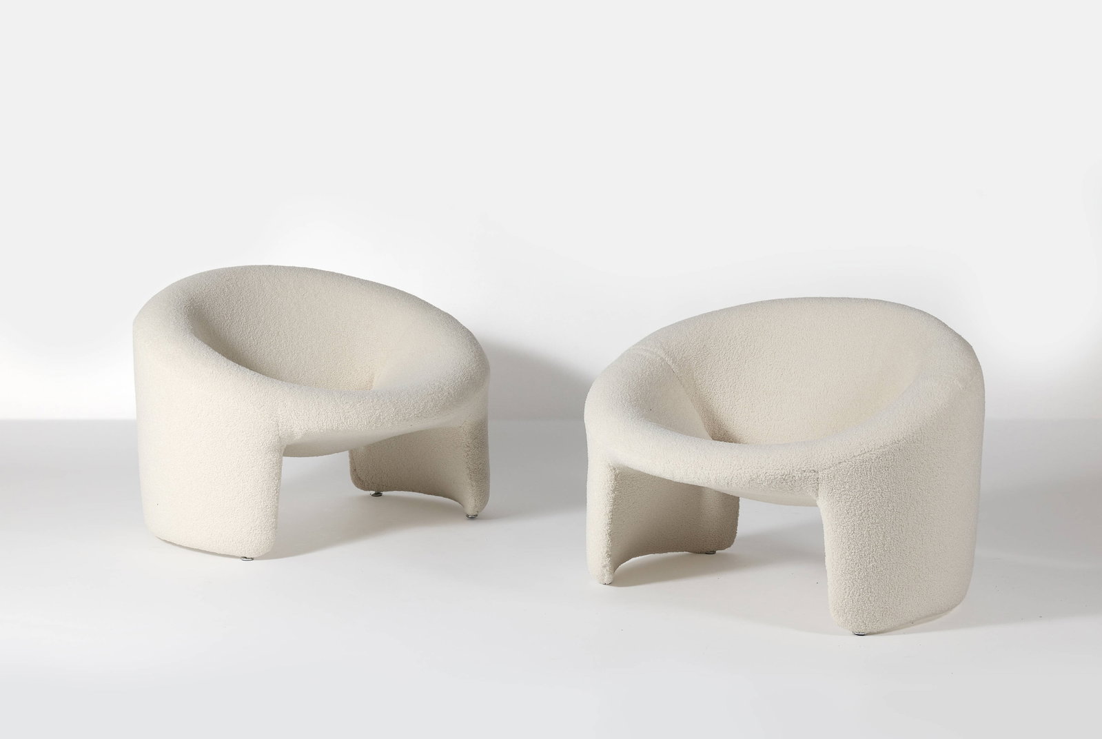 Olivier MOURGUE: Olivier MOURGUE (Né en 1939) Paire de chauffeuses « Montréal » – 1967 Structure en fibre de verre recouverte de tissu bouclette Édition Airborne 63 × 90