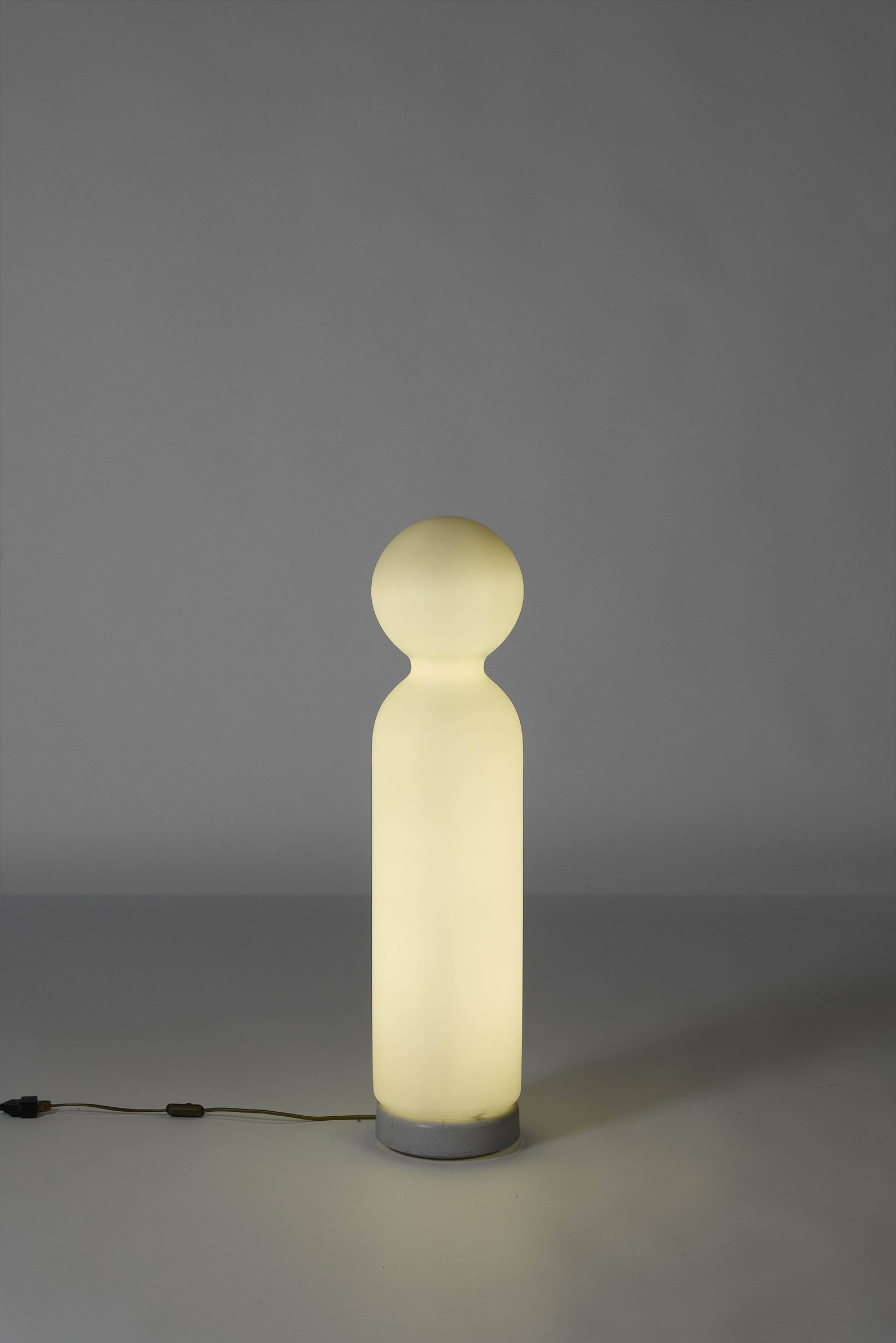Michel MORTIER: Michel MORTIER Lampadaire « Quille » modèle 10498 – circa 1972 Base en métal laqué blanc, diffuseur en verre opalin satiné Édition Verre Lumière 96 ×
