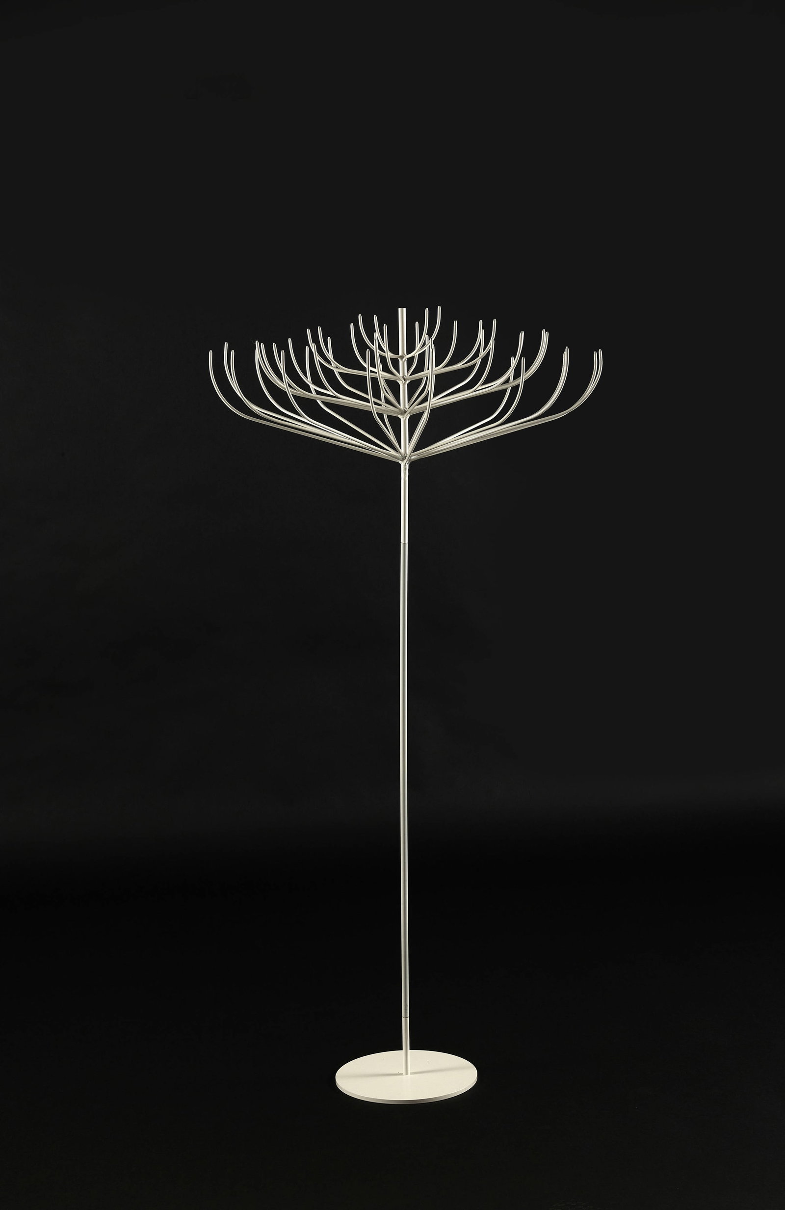 Pierre PAULIN: Pierre PAULIN Chandelier modèle 129 – circa 1958 Métal laqué blanc Édition Disderot 141 × 70 cm Bibliographie : Catherine Geel, Pierre Paulin Designer,