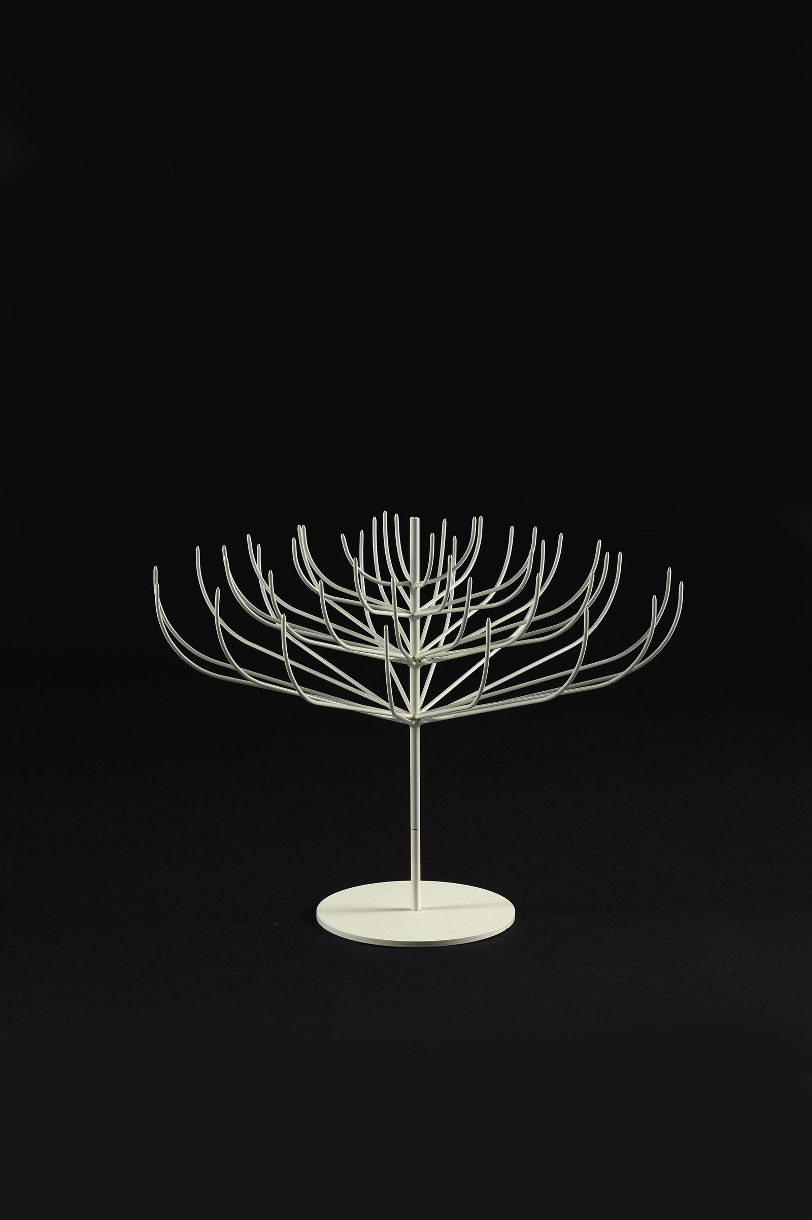 Pierre PAULIN: Pierre PAULIN Chandelier modèle 1024 – circa 1958 Structure en métal laqué blanc Édition Disderot 43 × 70 cm Bibliographie : Catherine Geel, Pierre Paulin Designer,