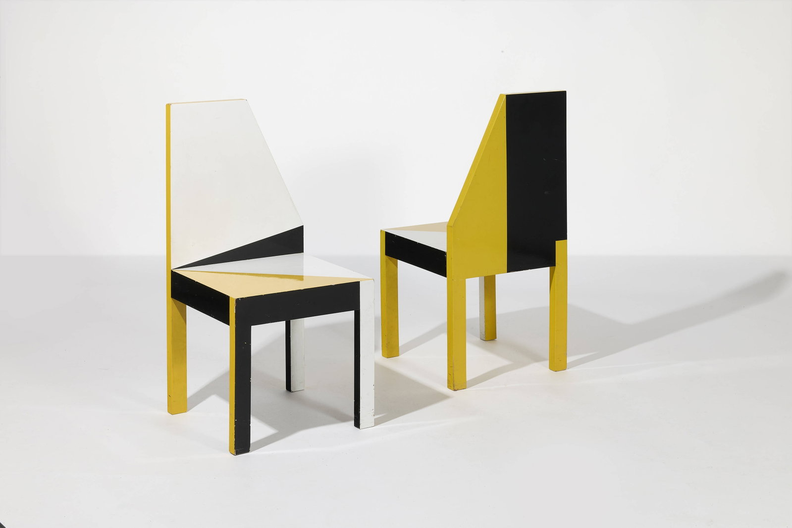 Pierre SALA: Pierre SALA Paire de chaises « Poisson Pilote » - 1983 et 1984 Structure en mdf laqué blanc, jaune et noir Titrées "Poisson Pilote", signées "Sala", numérotées "48"