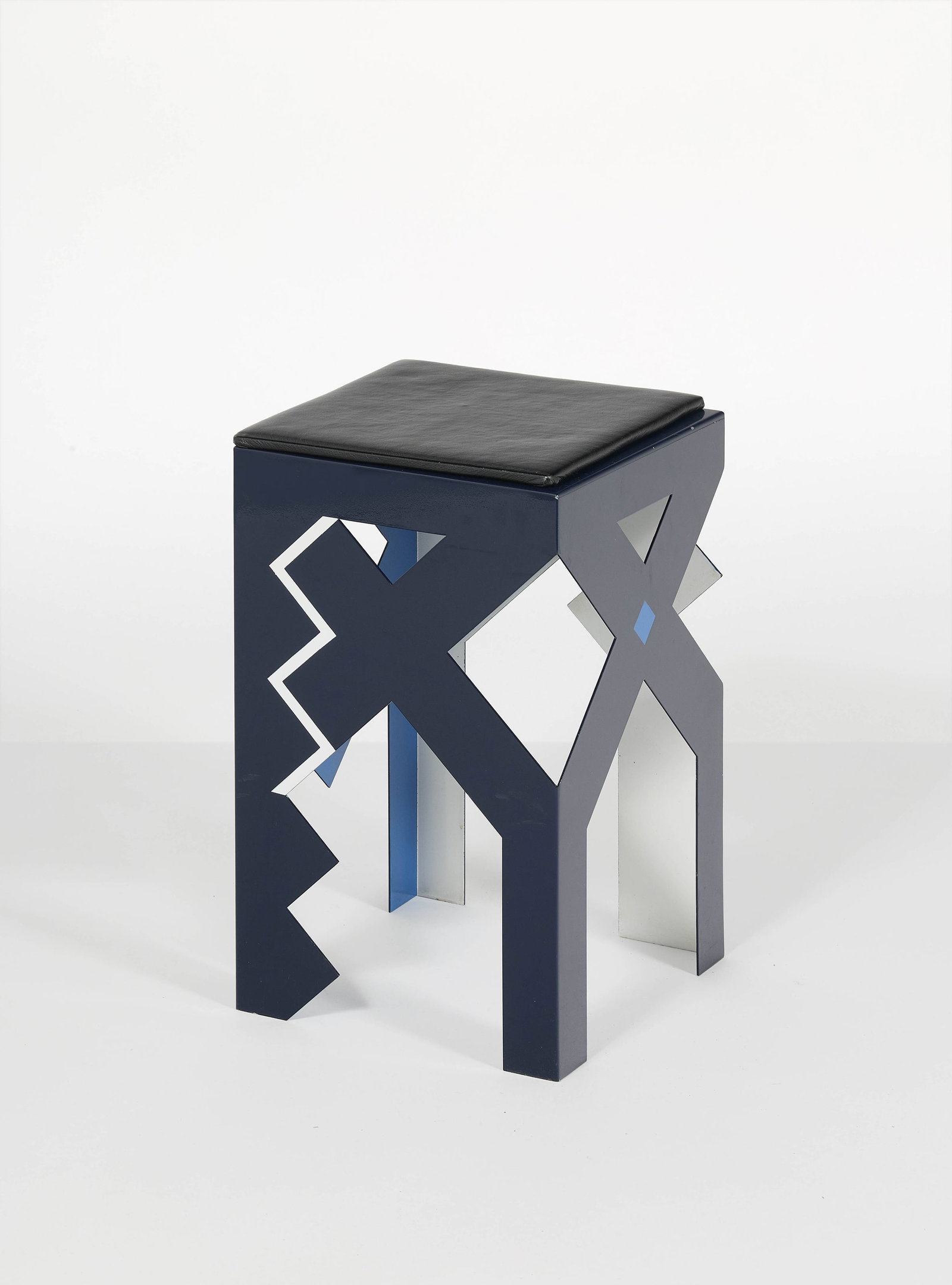 Guy de ROUGEMONT: Guy de ROUGEMONT Tabouret de la série « Transparences » – circa 1980 Aluminium plié, découpé et laqué bleu et blanc, galette en smilicuir